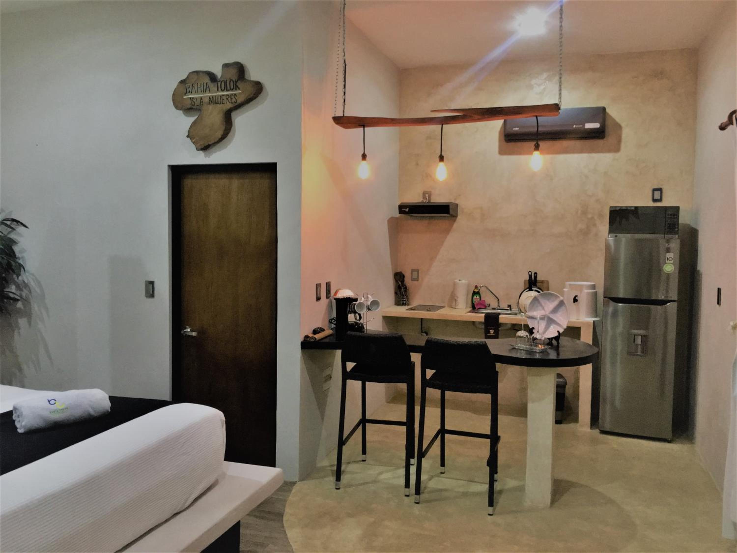 Deluxe Suite with Sea View - Photo 11