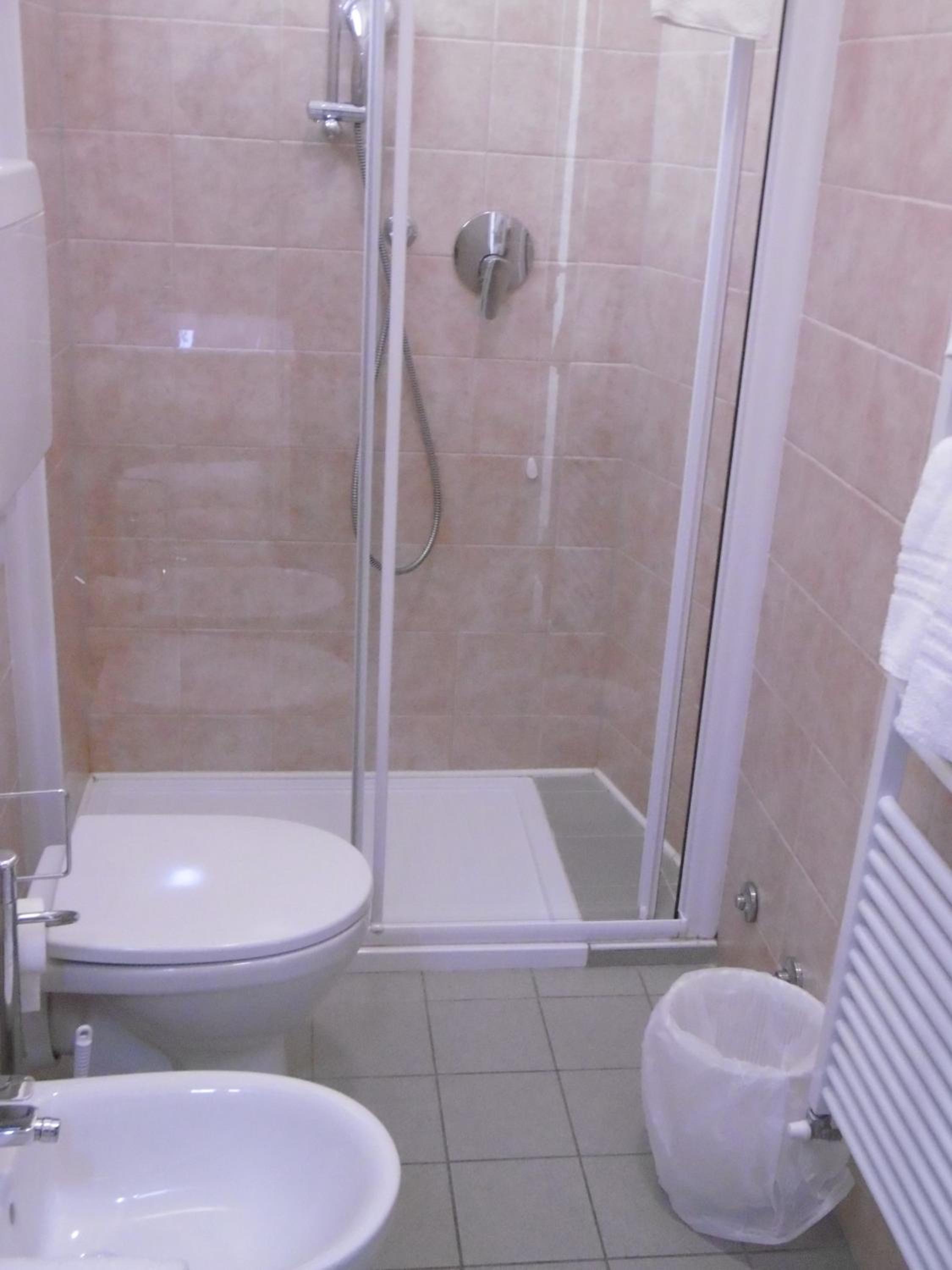 Standard Double Room - Photo 9