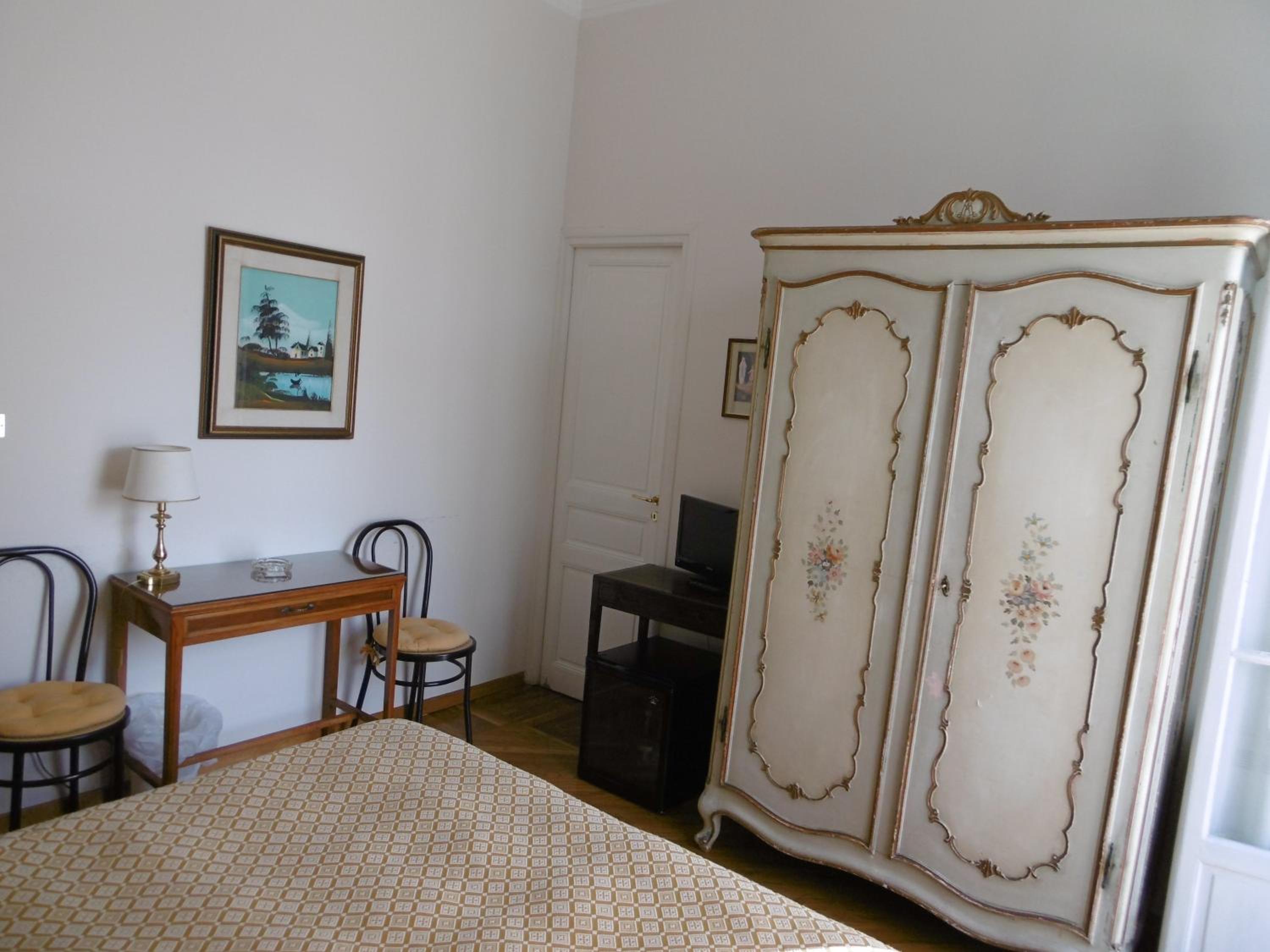 Standard Double Room - Photo 15