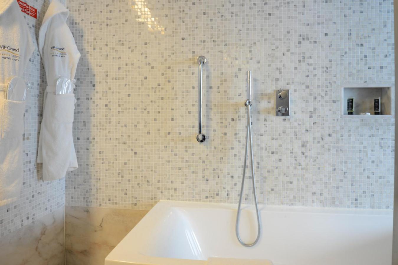 Standard Twin Room - Photo 5