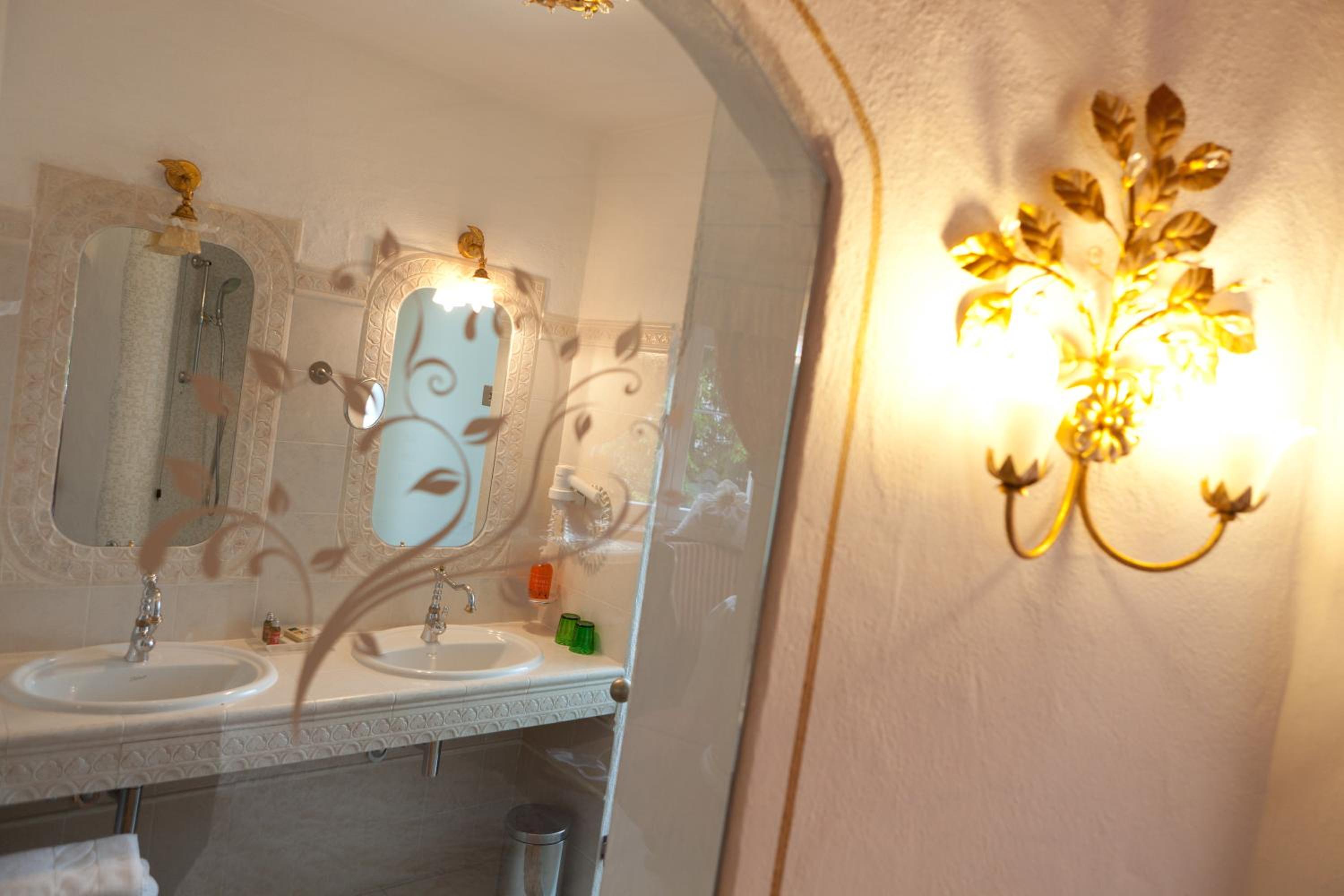 Deluxe Suite with Spa Bath - Photo 6