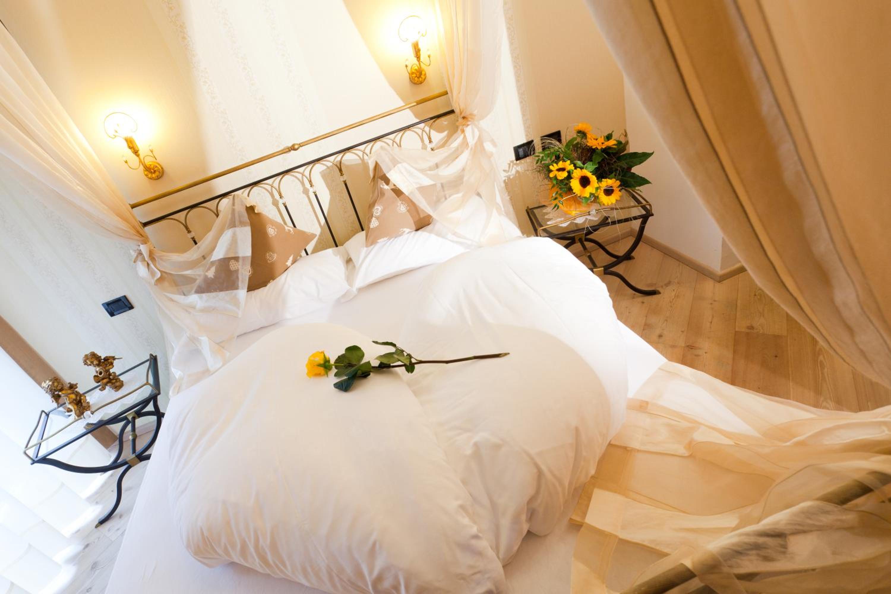 Deluxe Suite with Spa Bath - Photo 2