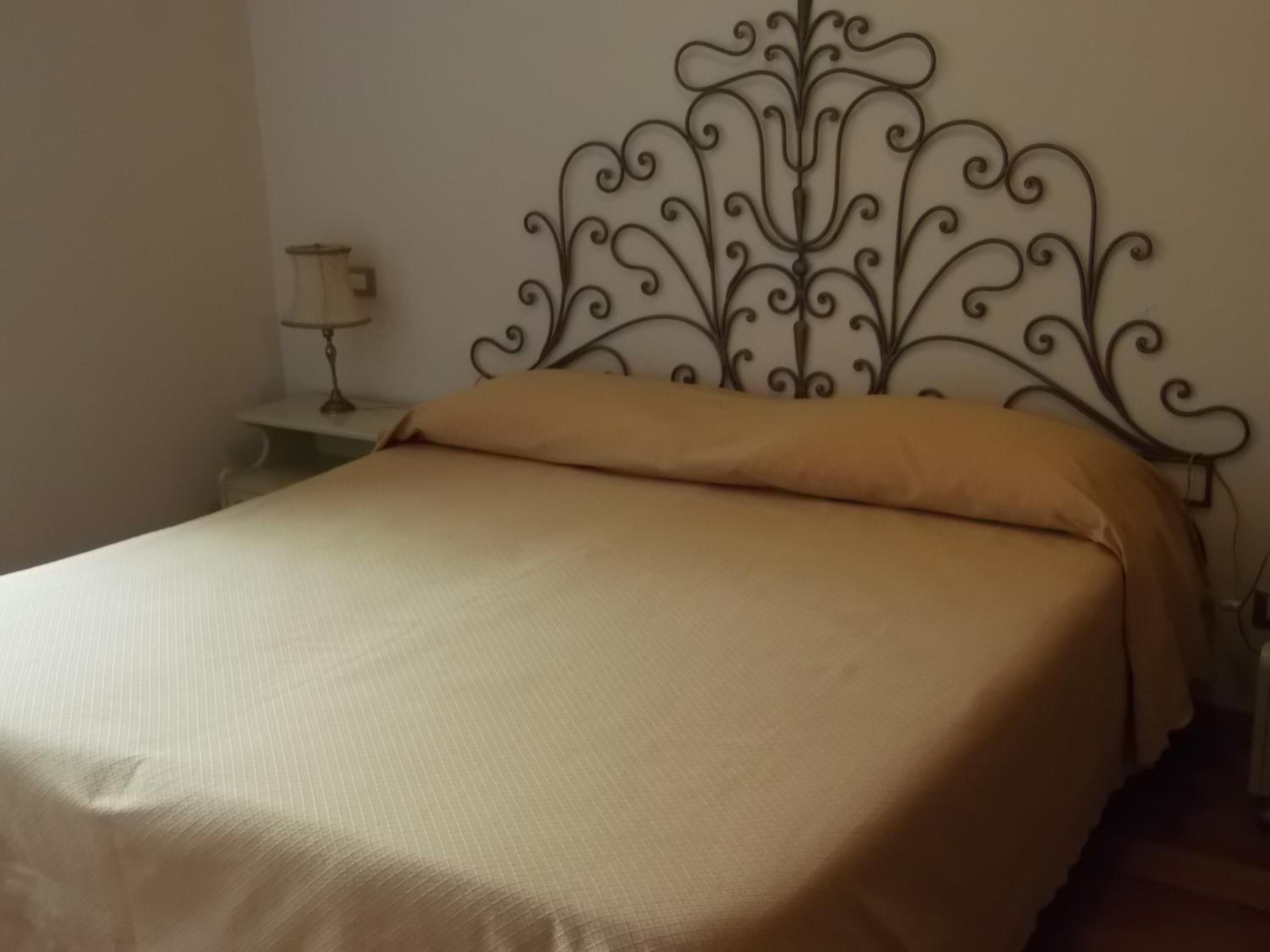 Standard Double Room - Photo 12