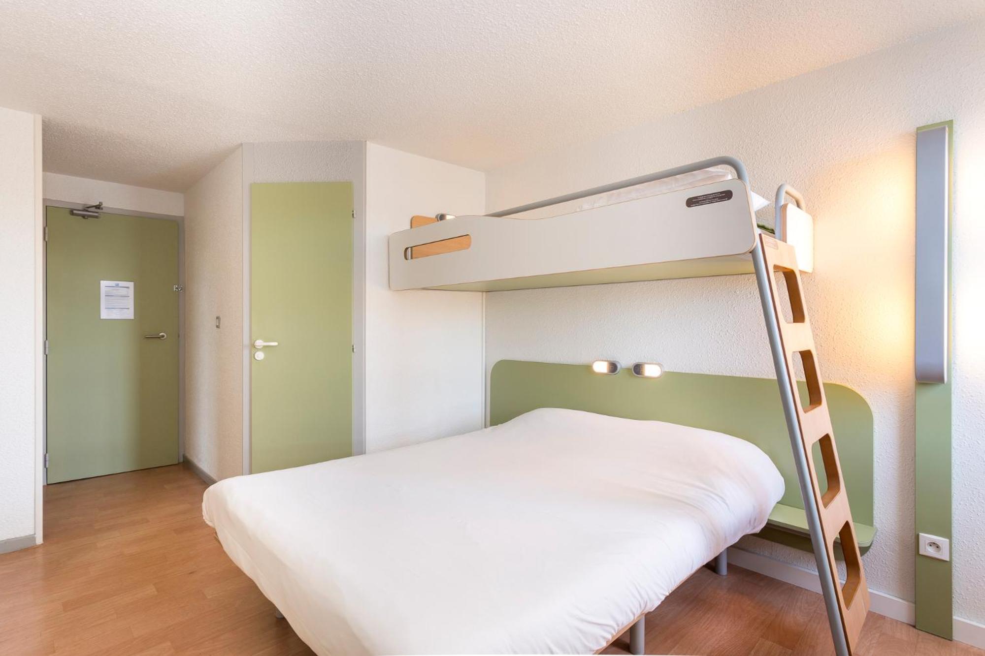 Triple Room with One Double Bed and One Bunk Bed photo 3