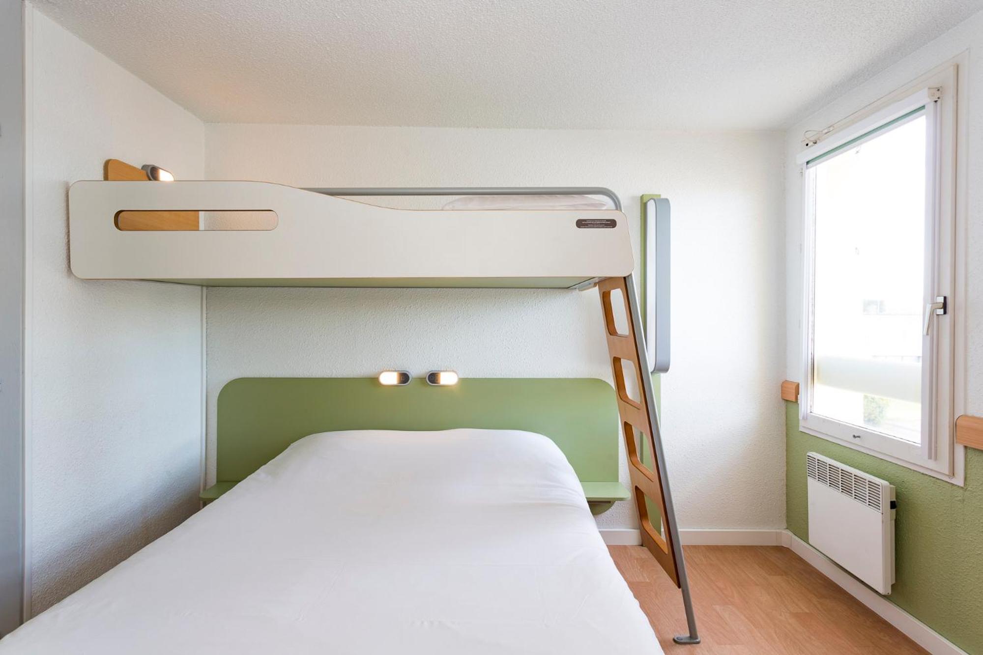 Triple Room with One Double Bed and One Bunk Bed photo 2