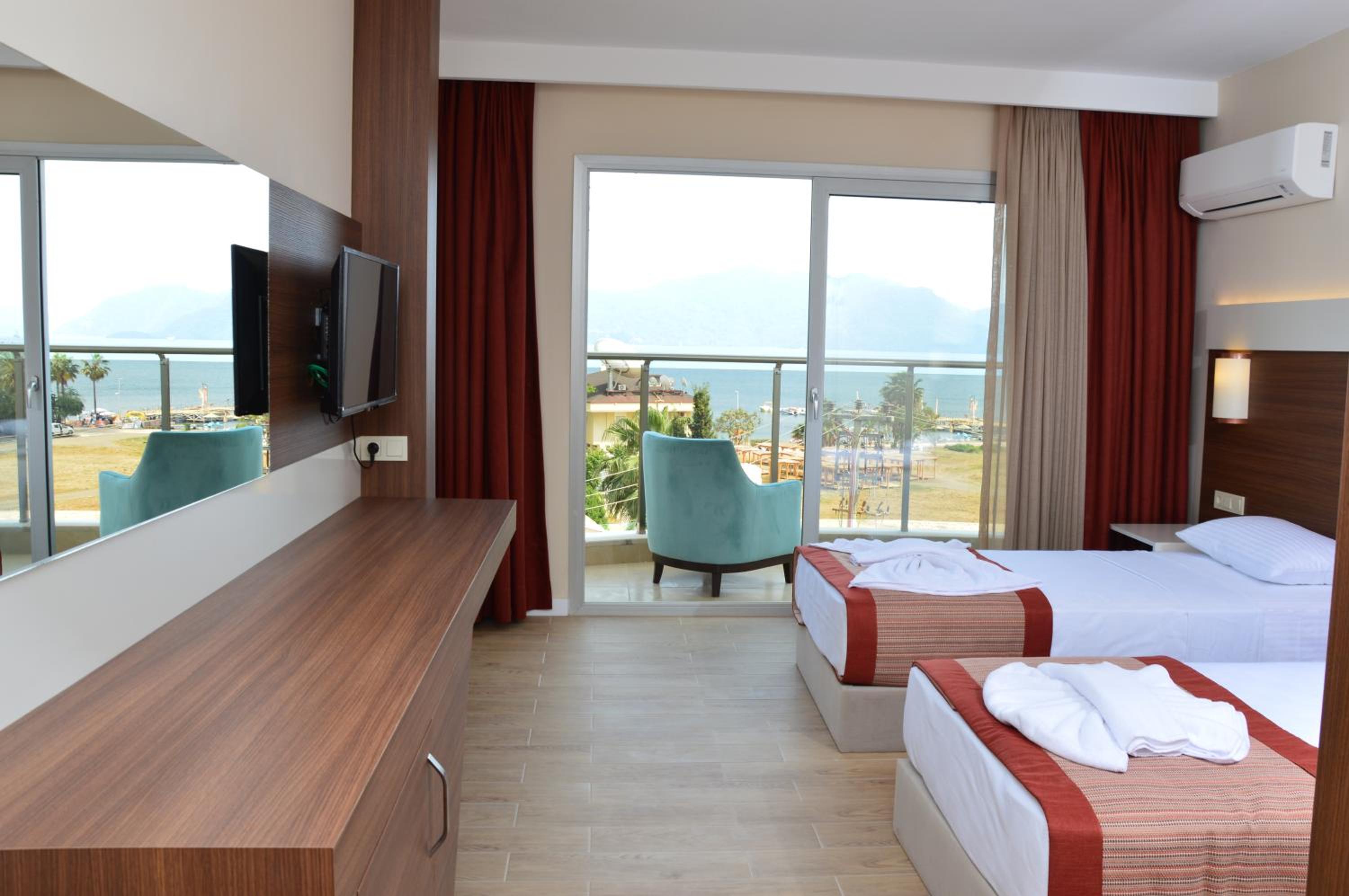 Double Room with Balcony and Sea View - Photo 1