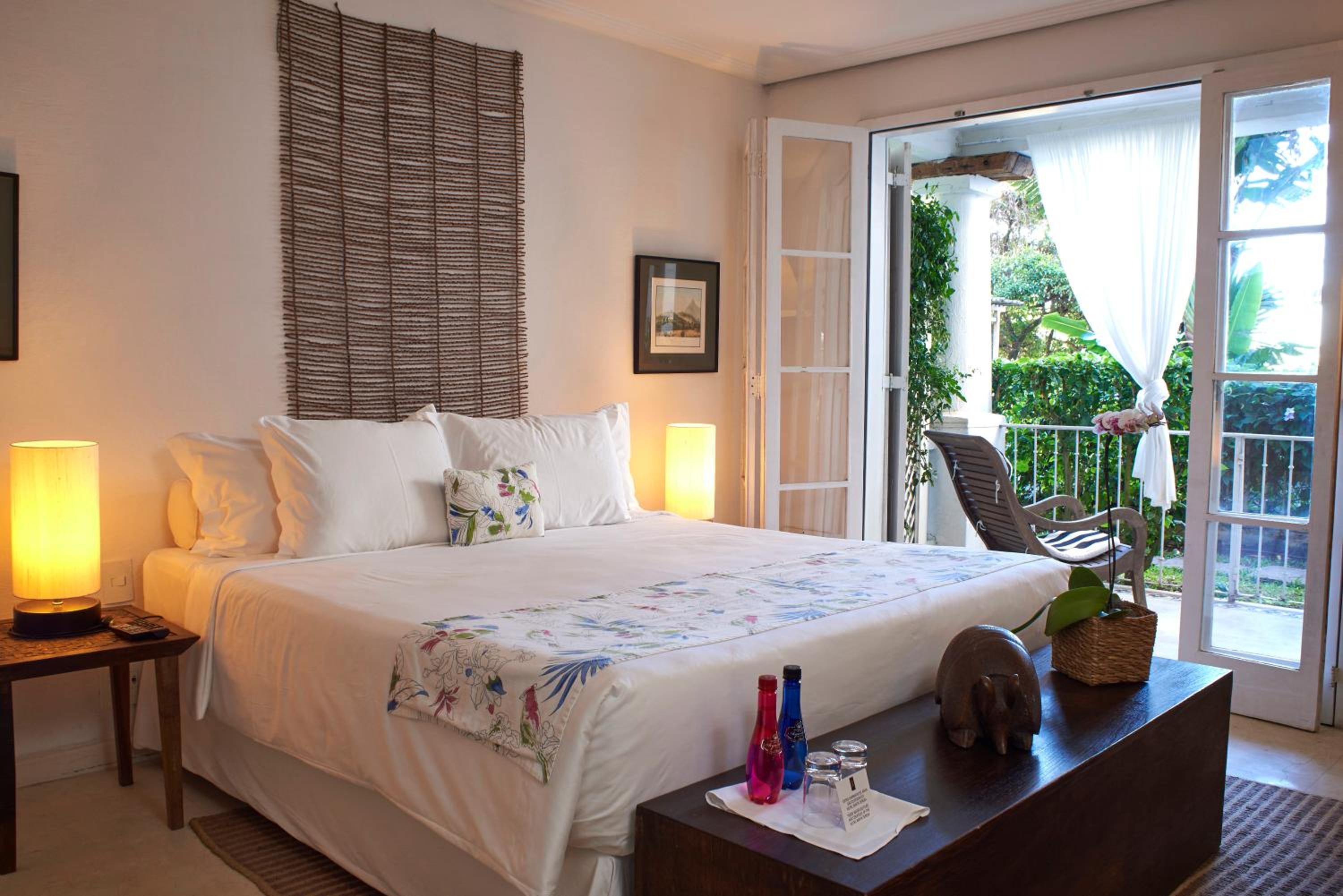 Deluxe Room, 1 King Bed, Bathtub thumbnail 5