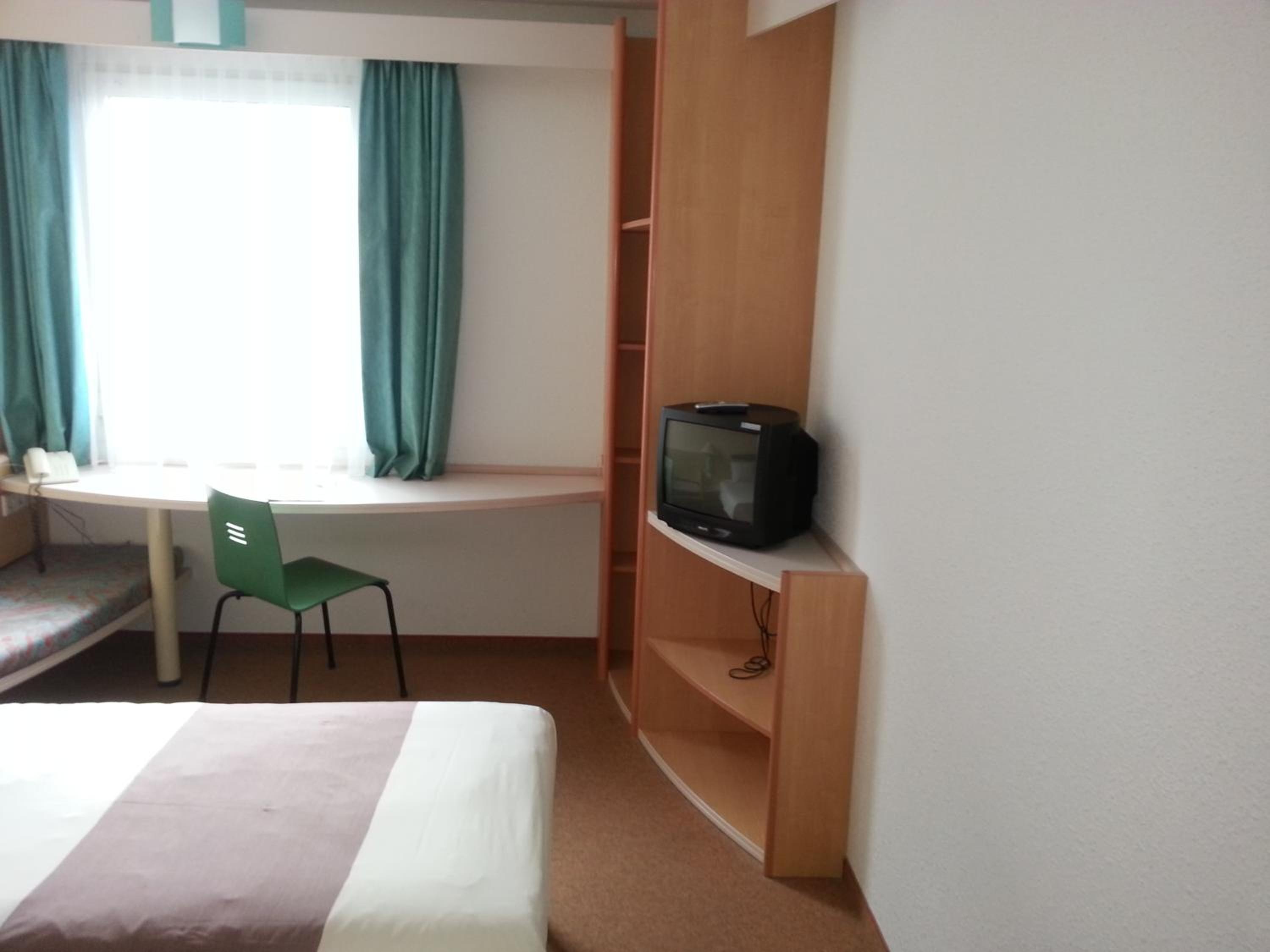 Twin Room - Photo 2