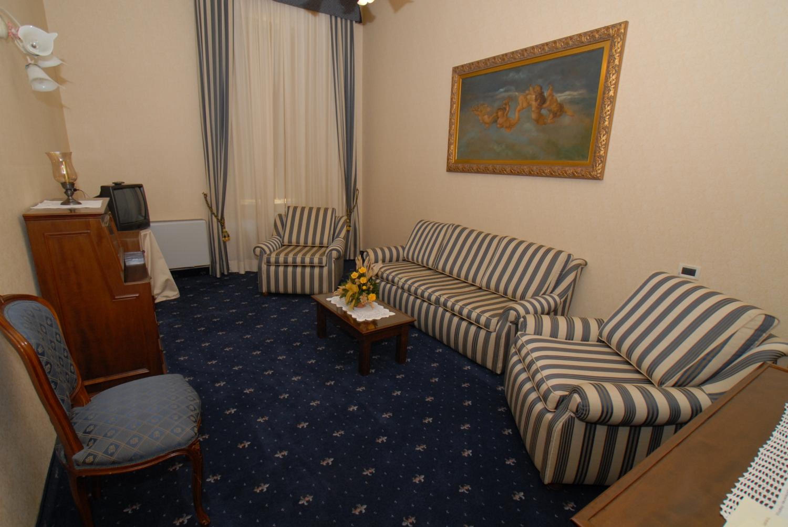 Suite - Photo 5
