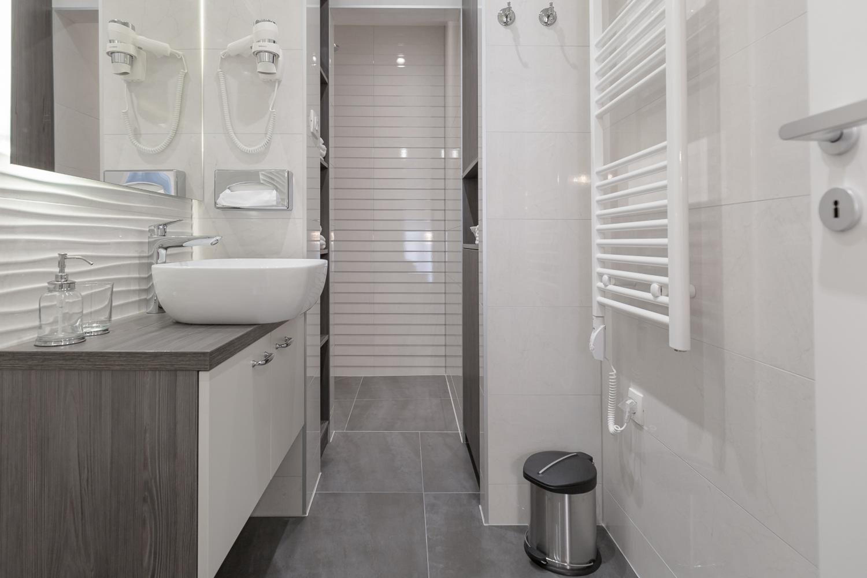 Deluxe Double Room - Photo 15