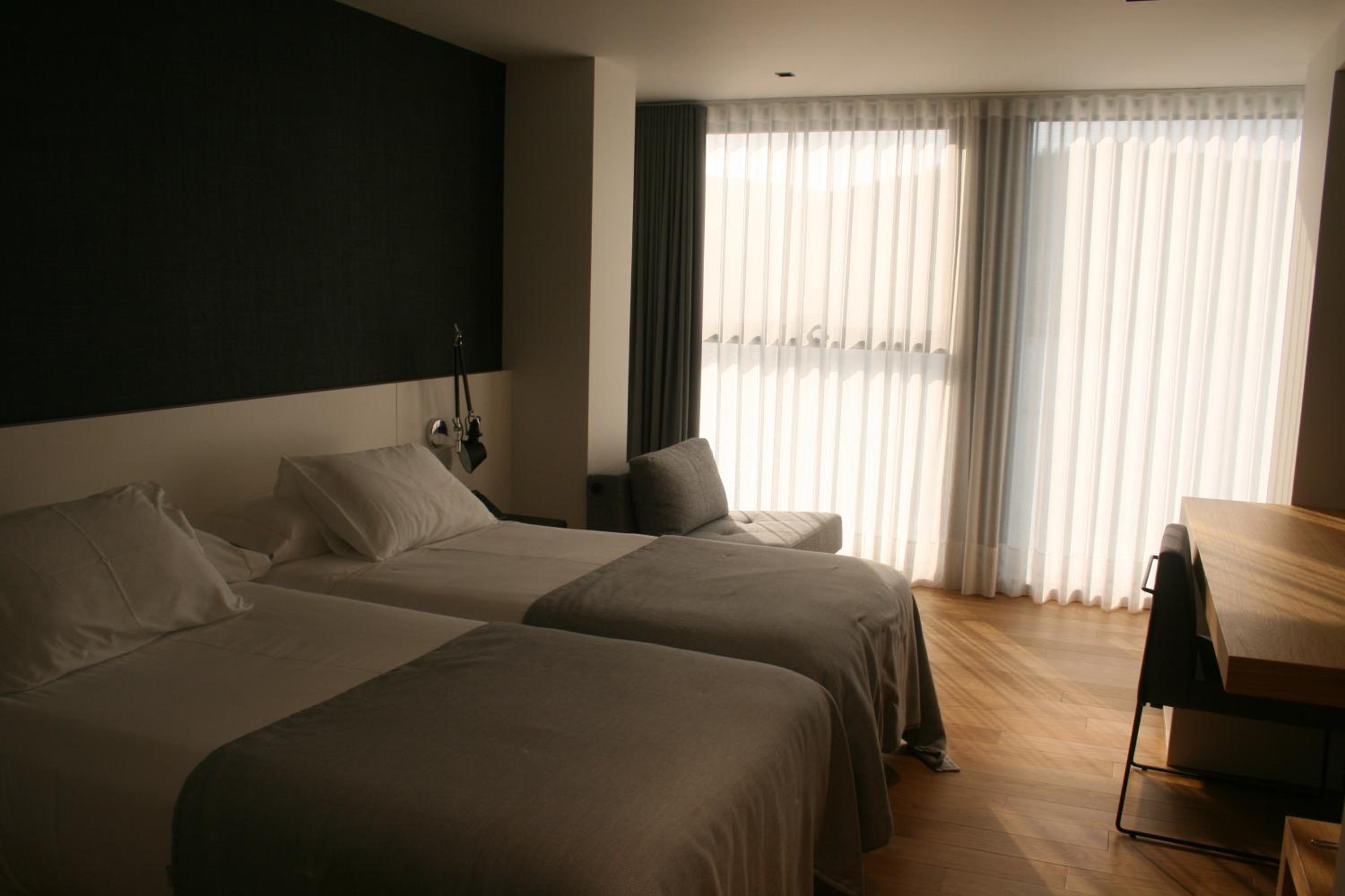 Double or Twin Room with Sea View - Photo 8