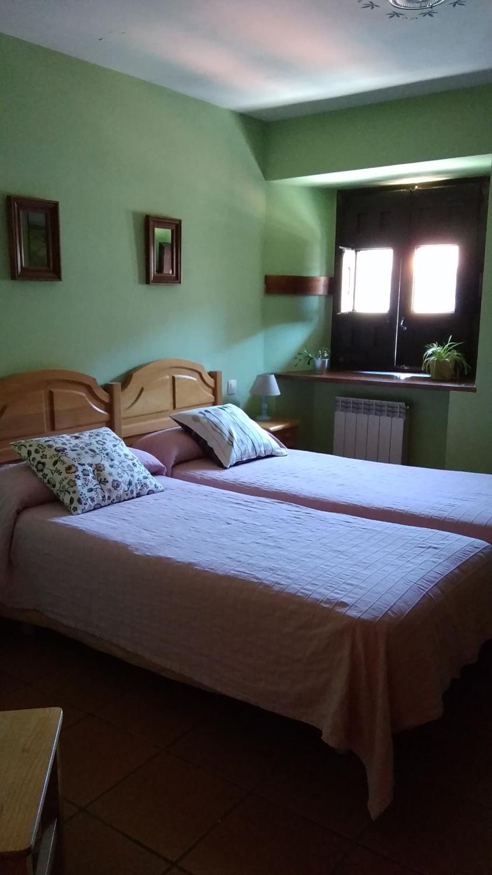 Habitación Estándar con Dos Camas y Baño Compartido