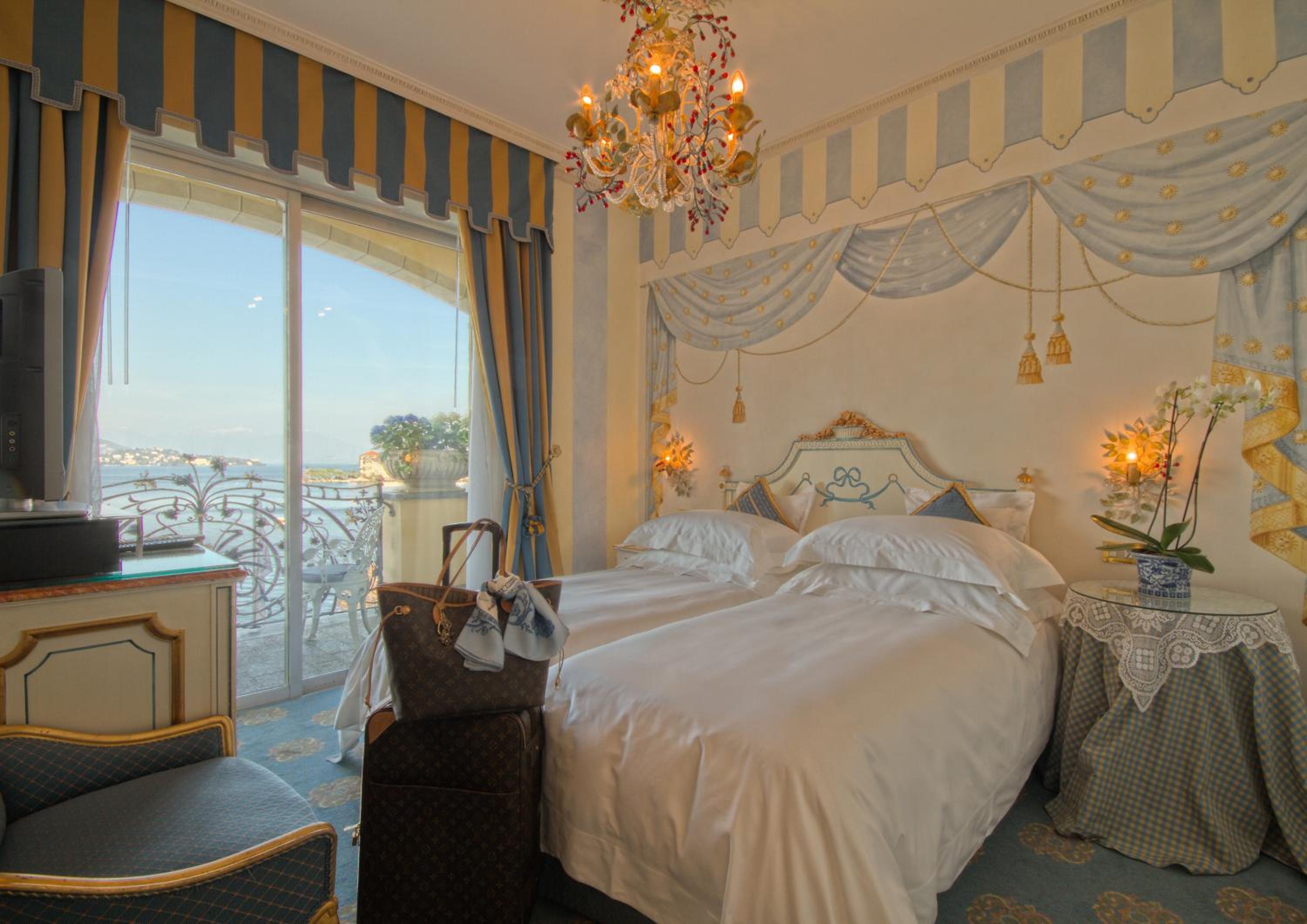 Deluxe Double Room with Lake View - Photo 8