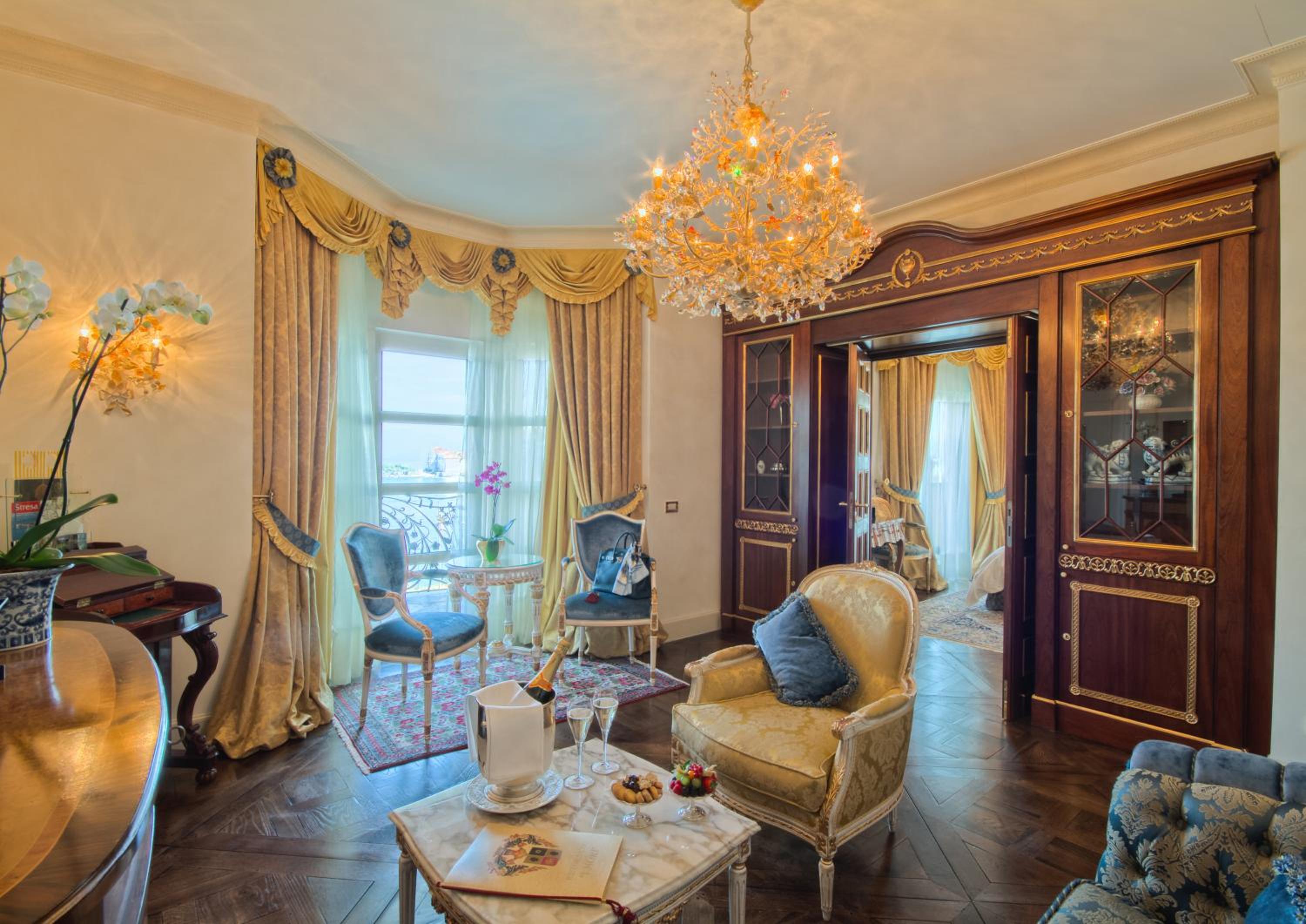 Superior Suite with Lake View - Photo 4