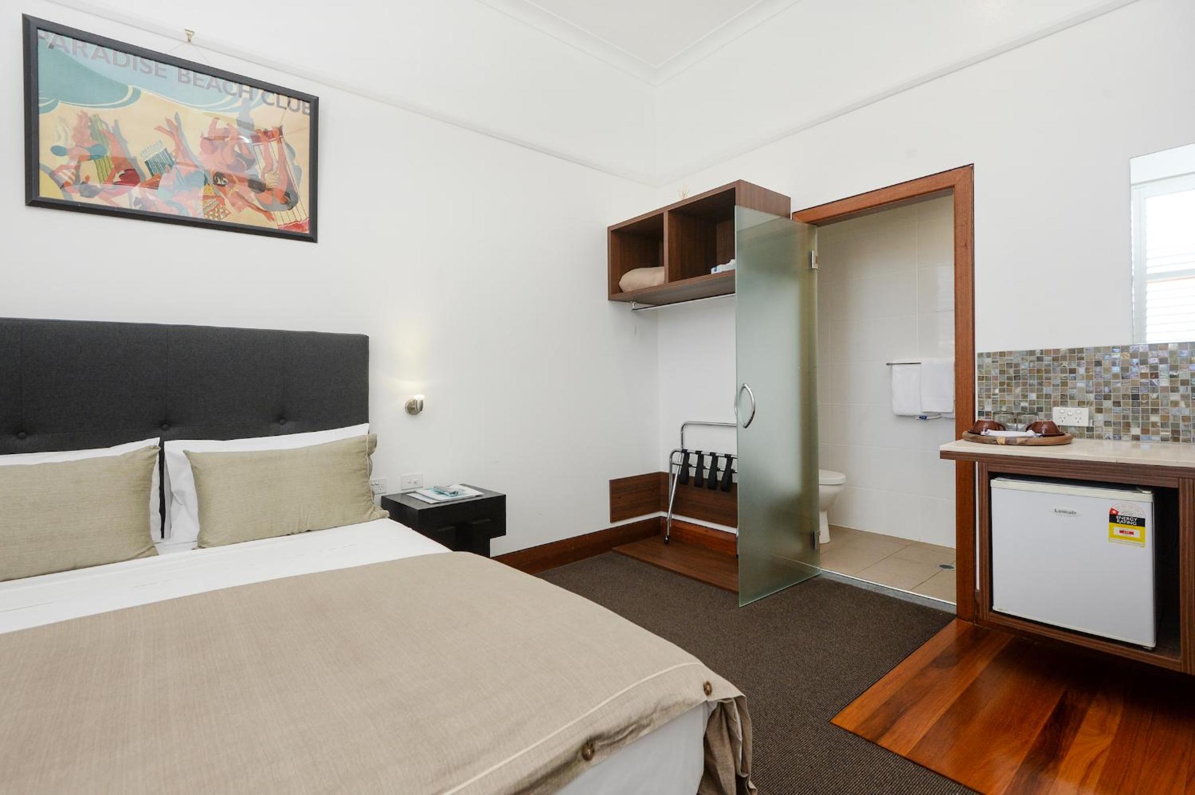 Deluxe Queen Room with Private Bathroom photo 2