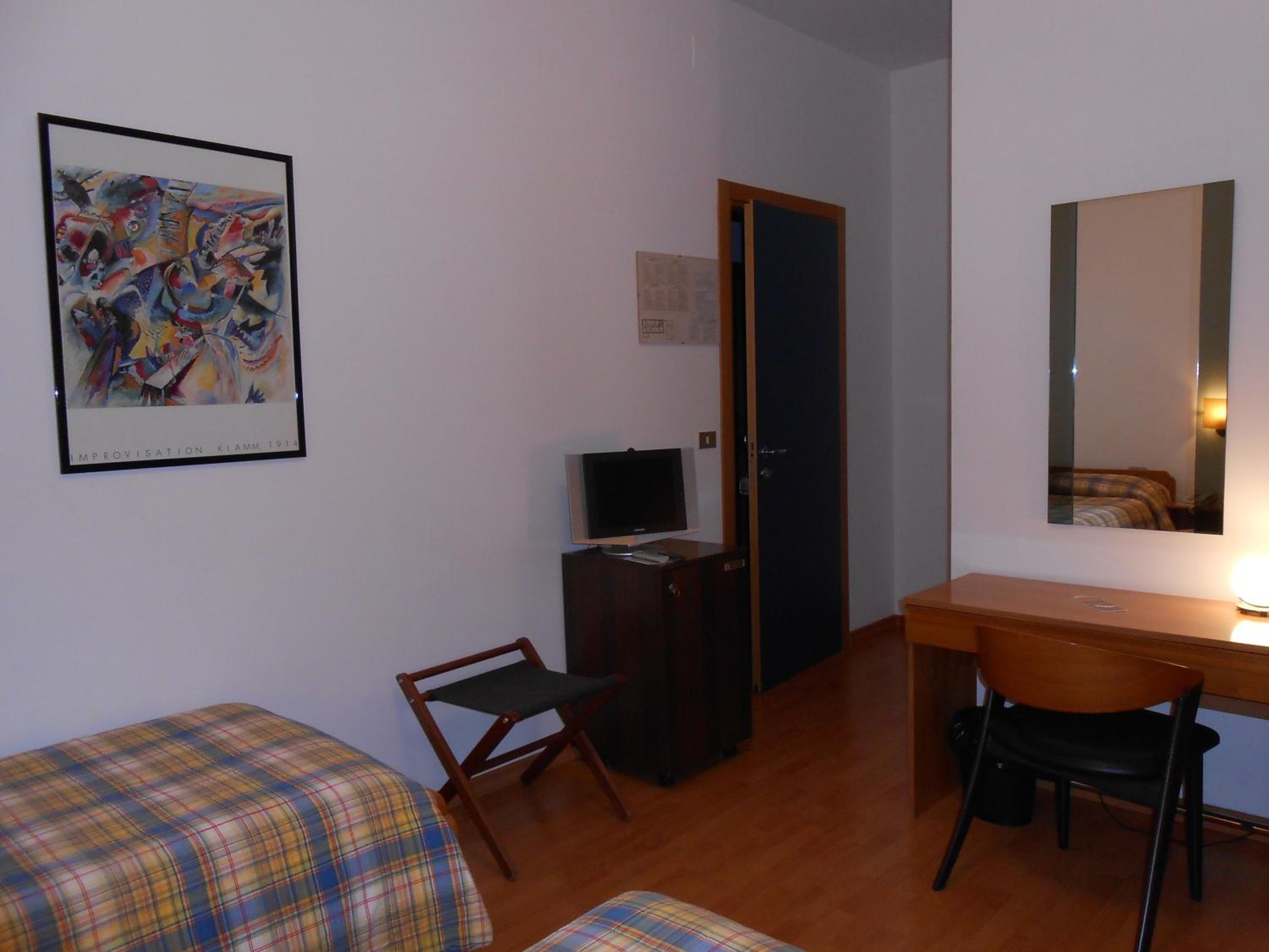 Twin Room - Photo 4