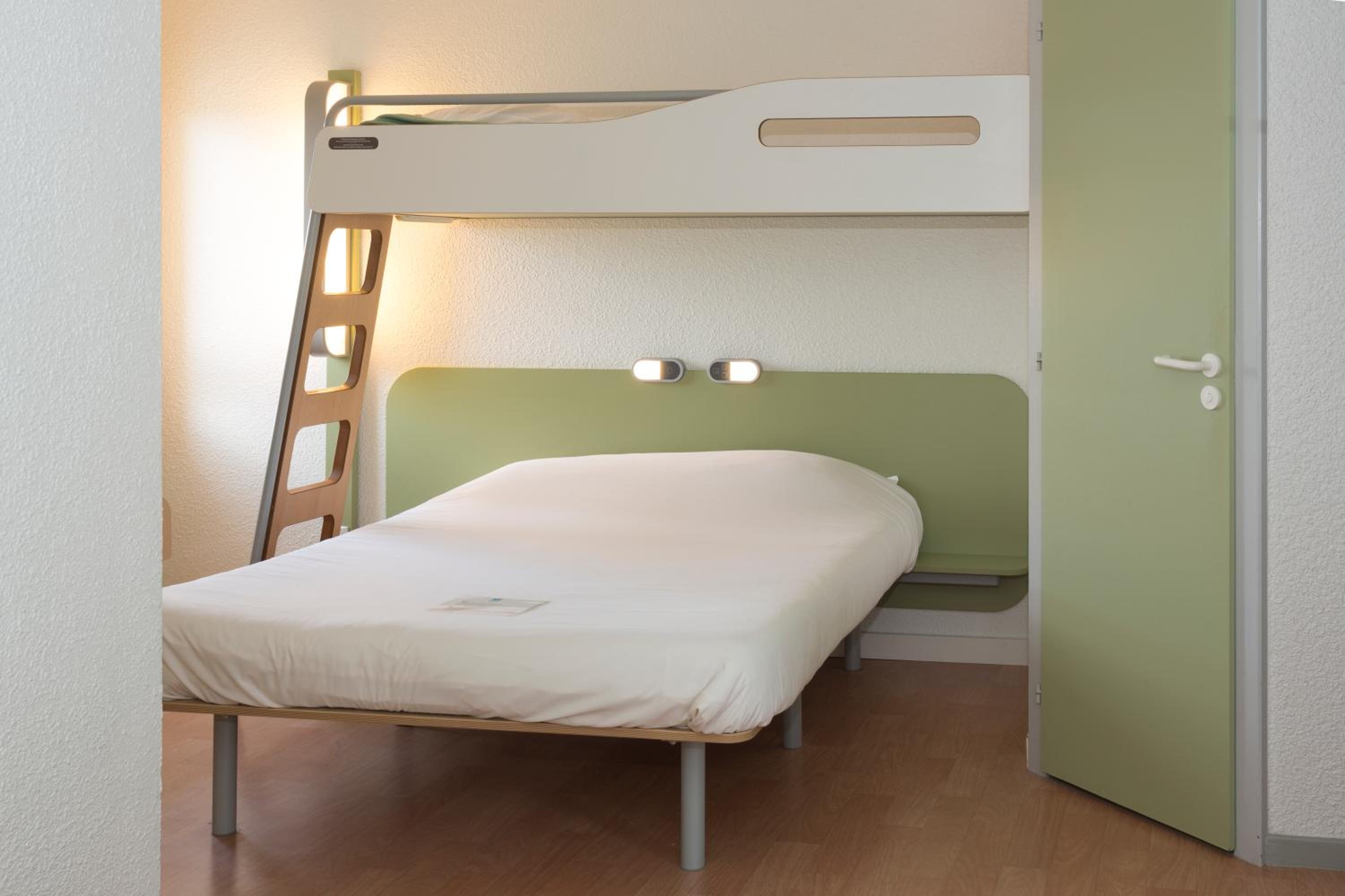 Triple Room with One Double Bed and One Bunk Bed photo 1
