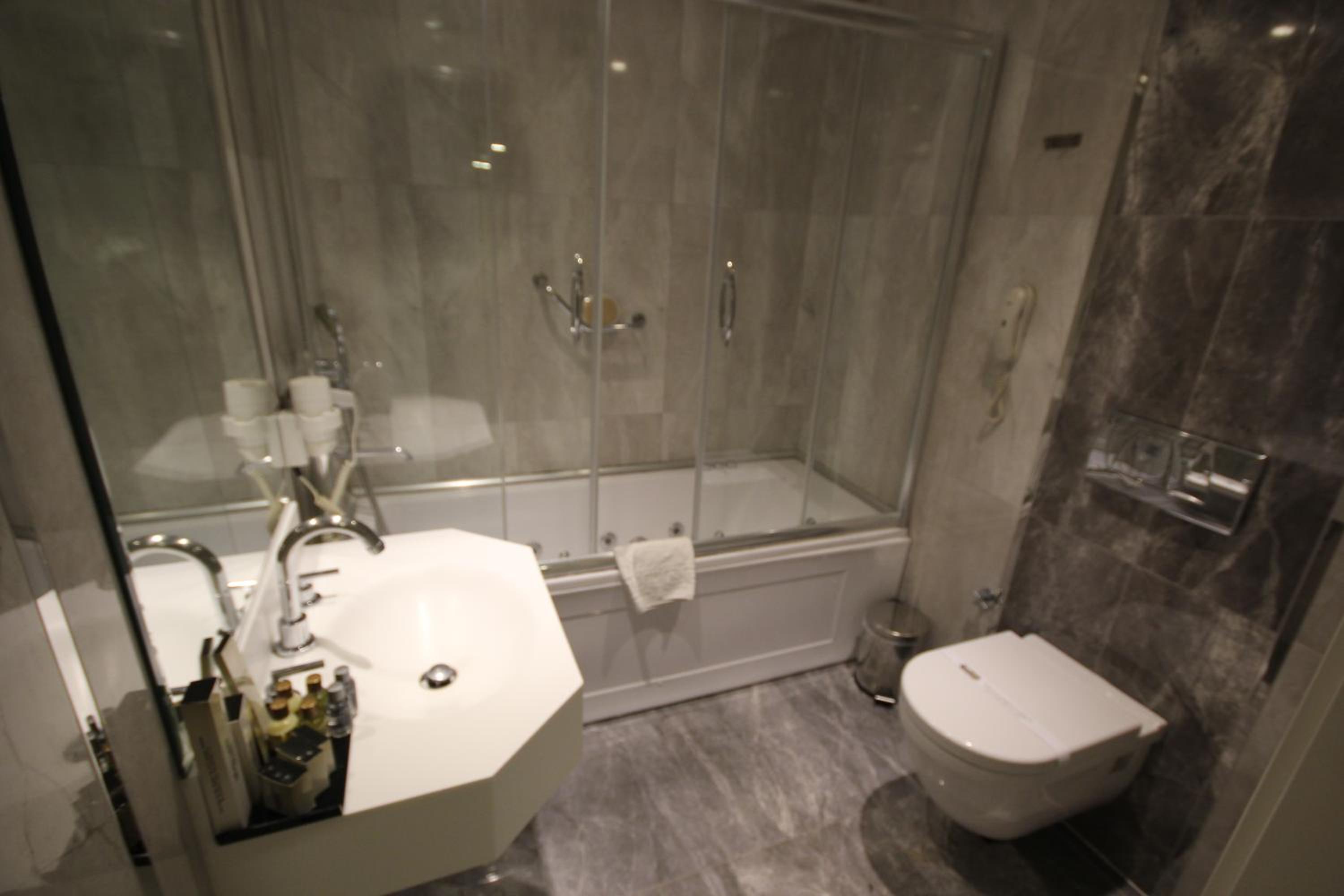 Deluxe Room - Photo 12