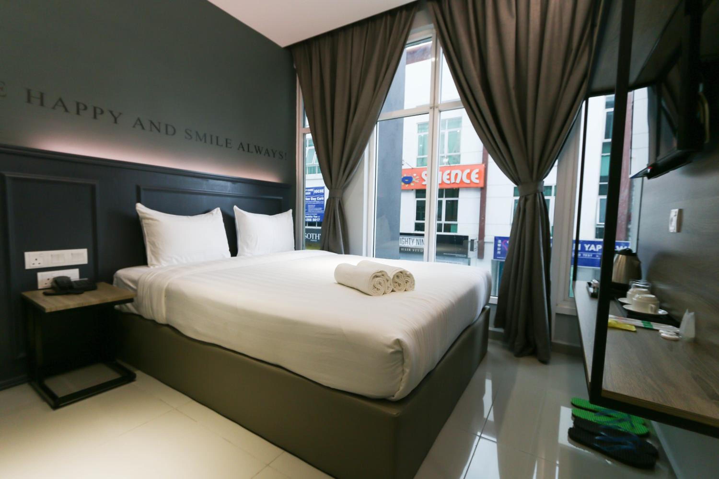Standard Queen Room with Window