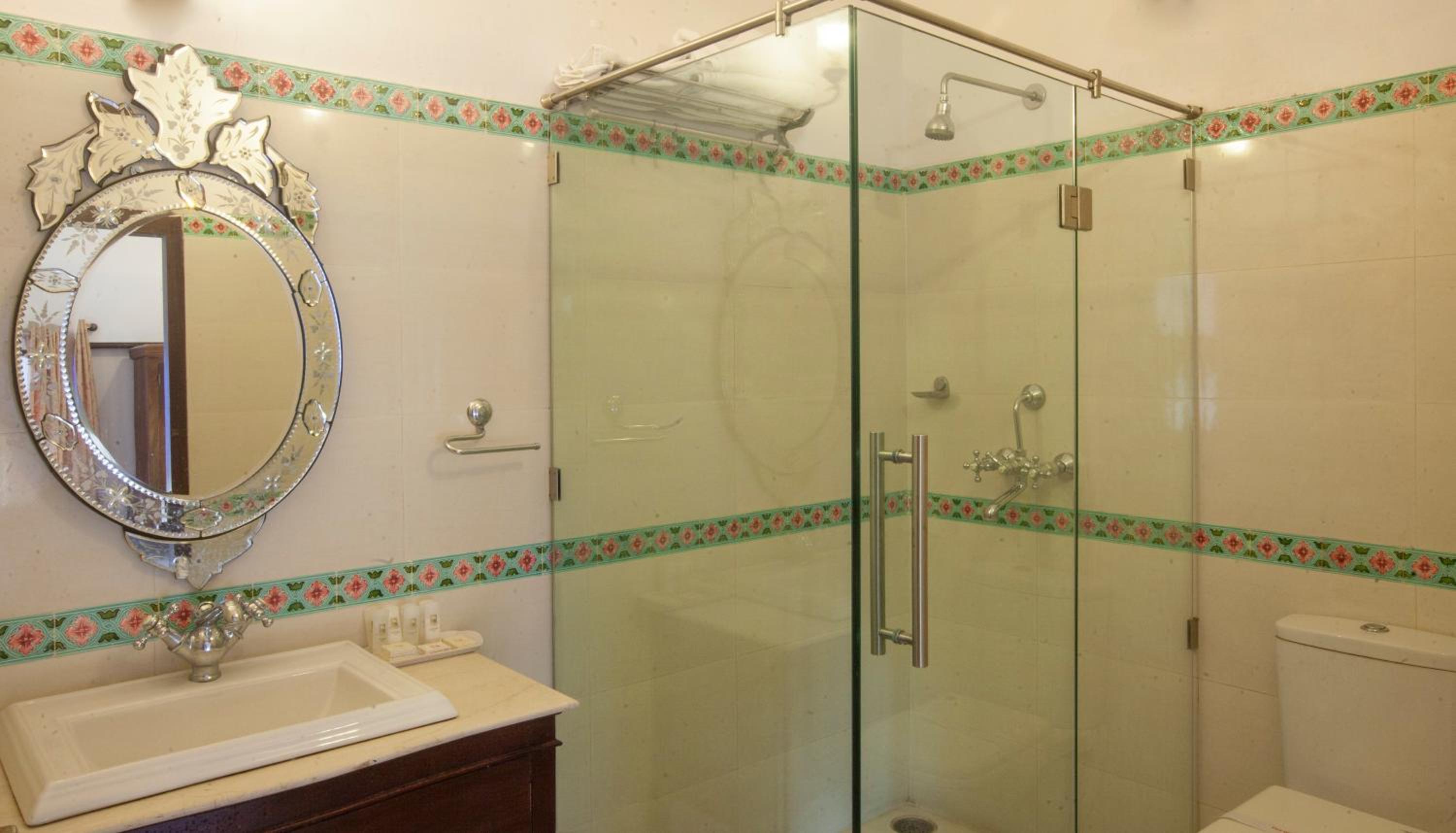 Standard Double Room - Non Lake Facing - Photo 2