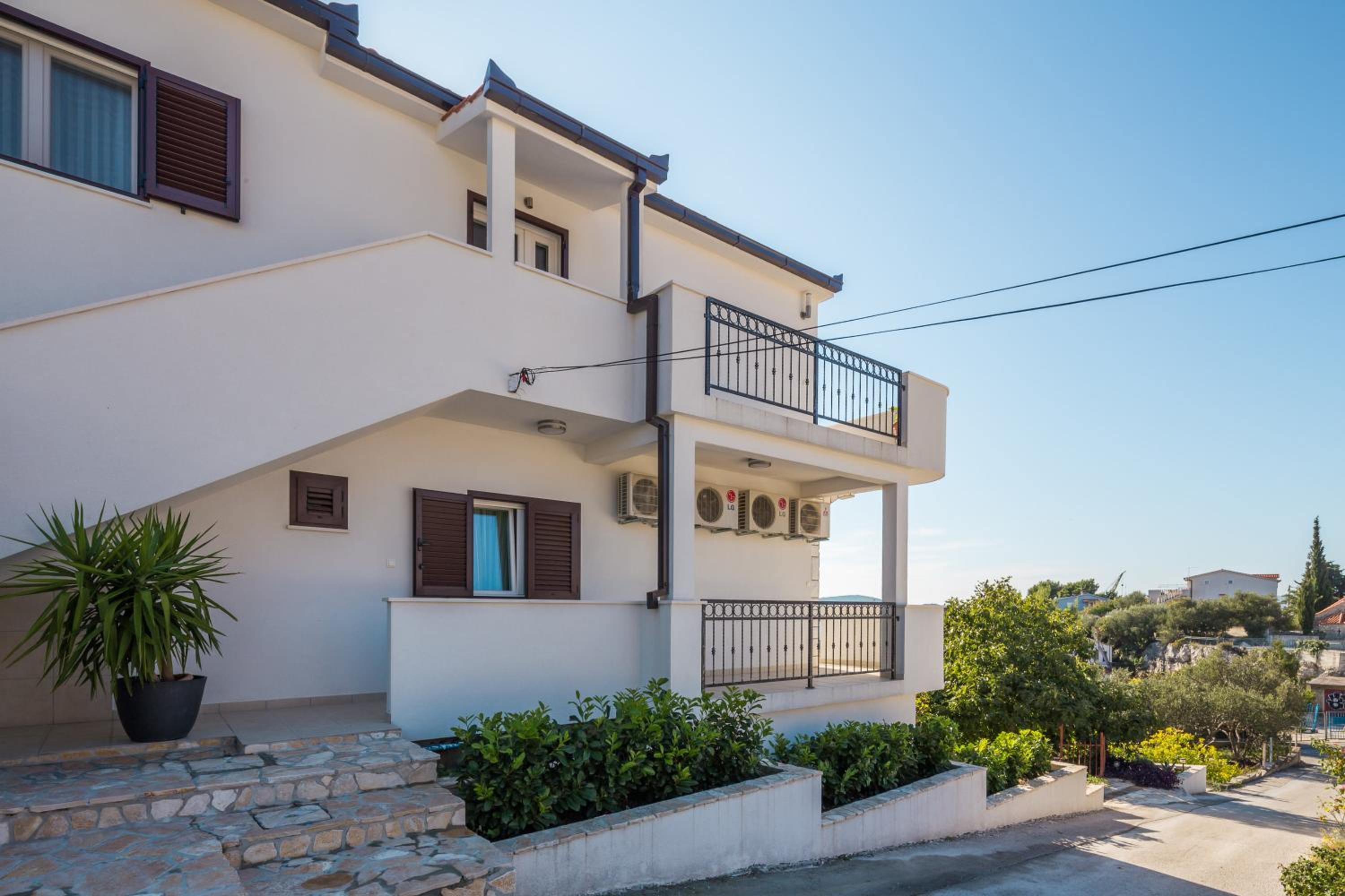 One-Bedroom Apartment with Terrace and Sea View - Photo 30
