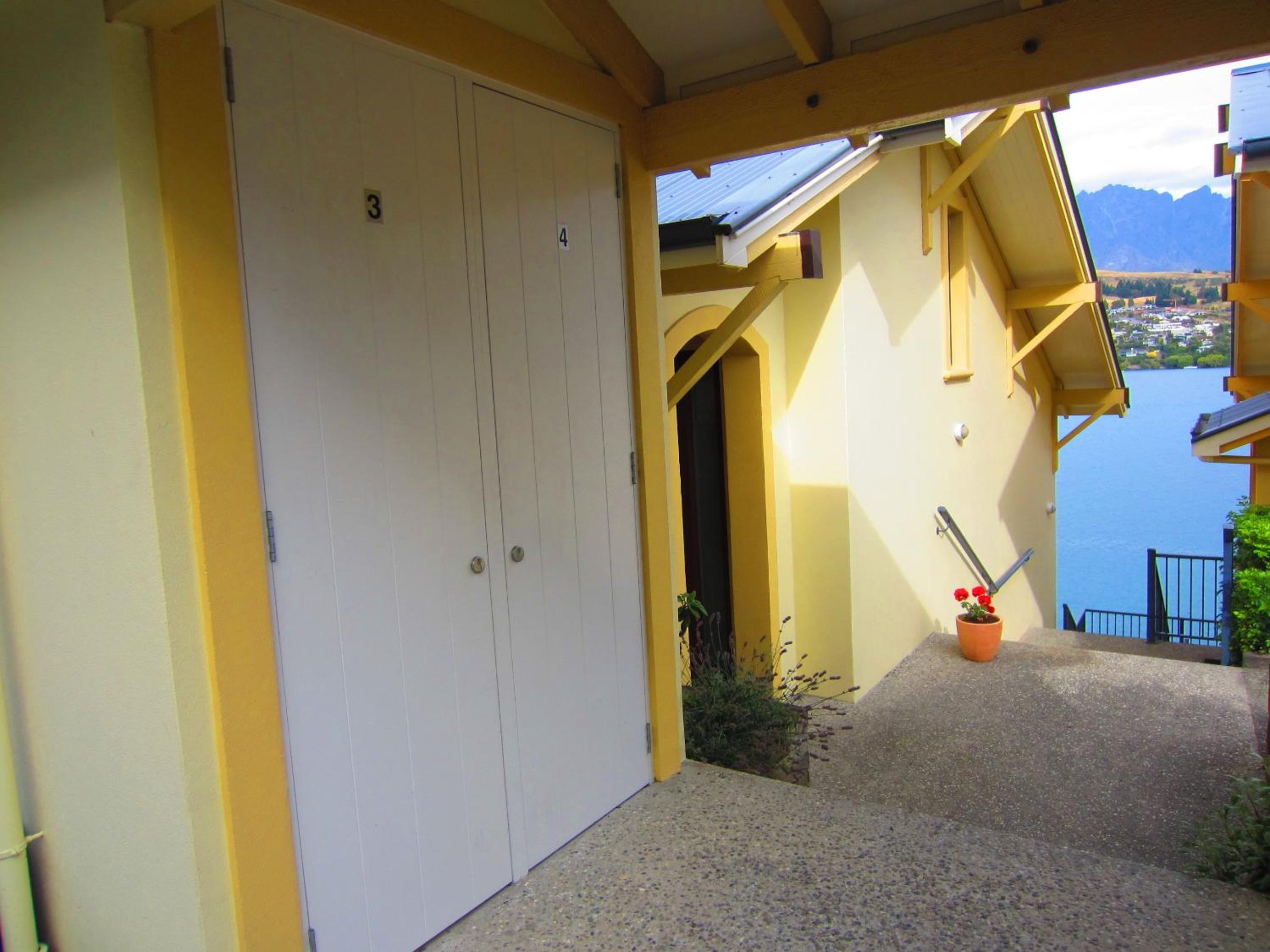 Lakefront Three-Bedroom Villa - Photo 10