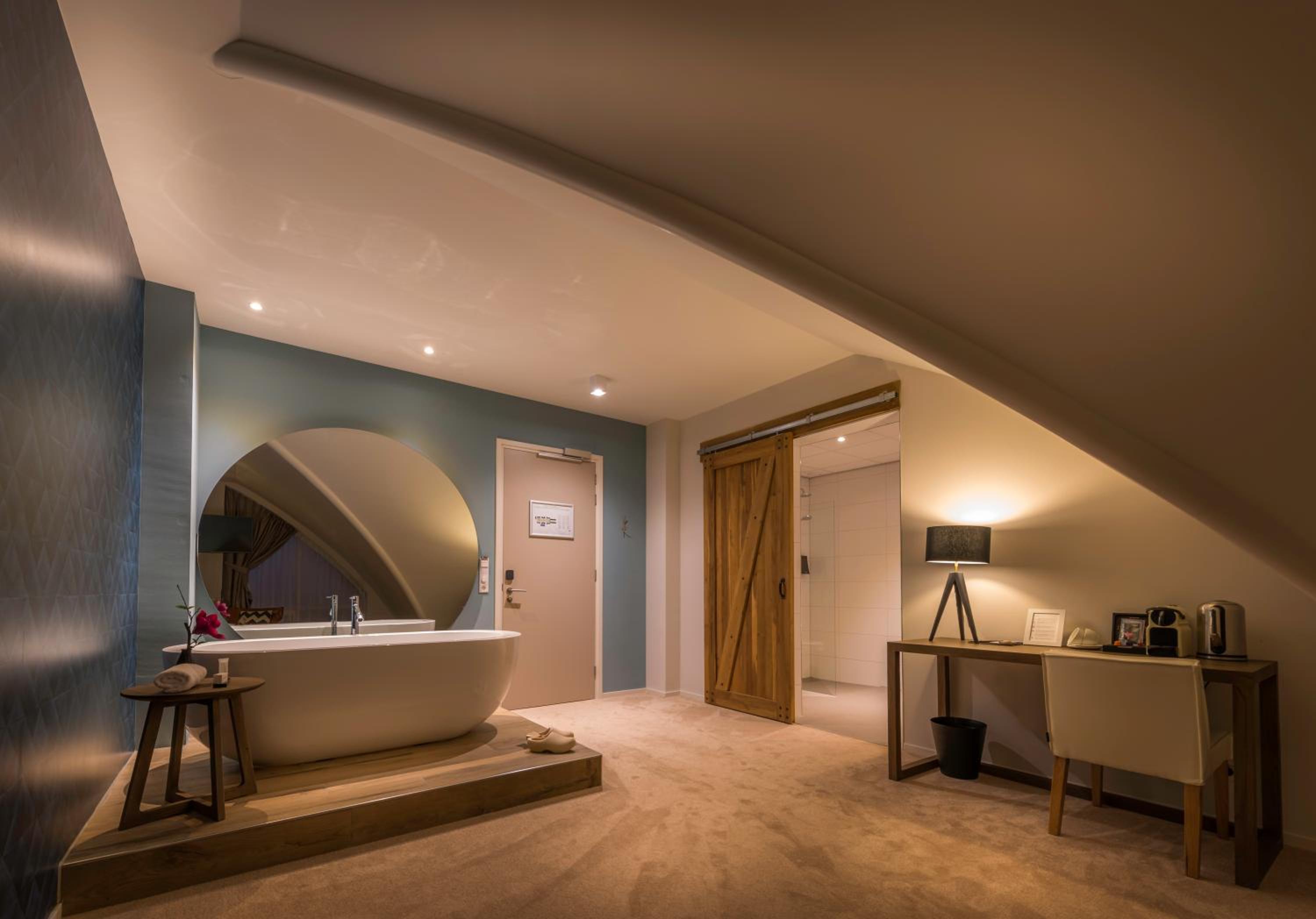 Suite with View - Photo 7