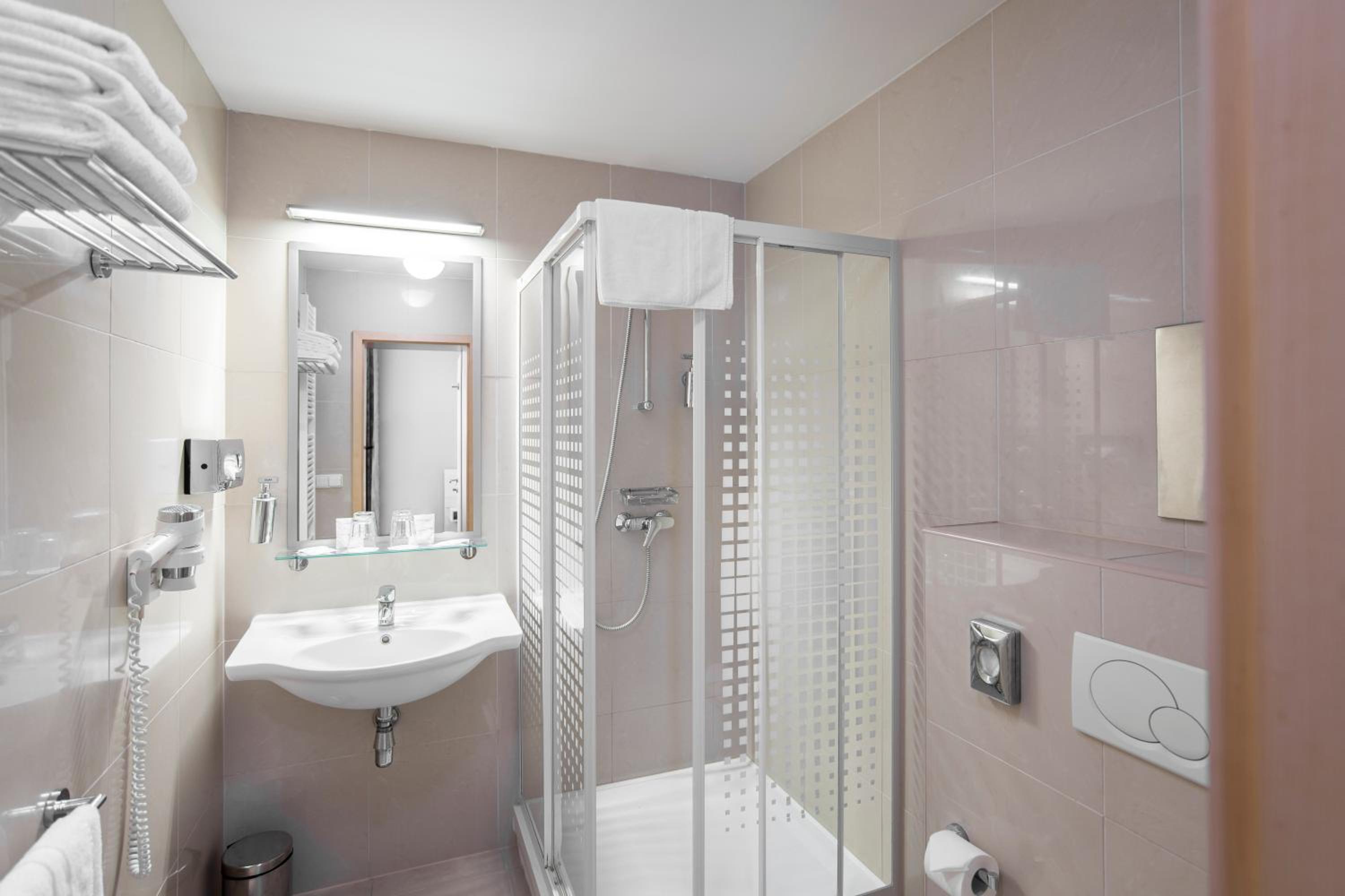 Double or Twin Room - Photo 3
