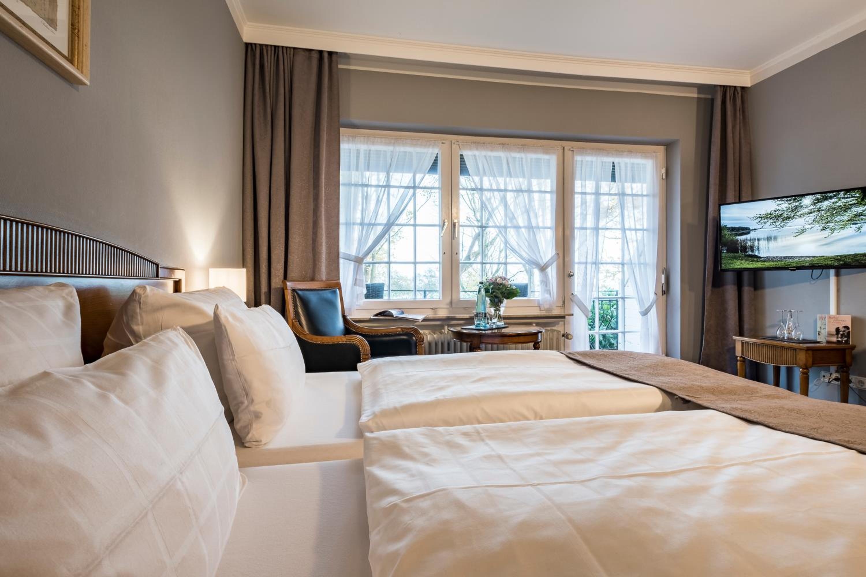 Double Room - Sea Side with Balcony - Photo 2
