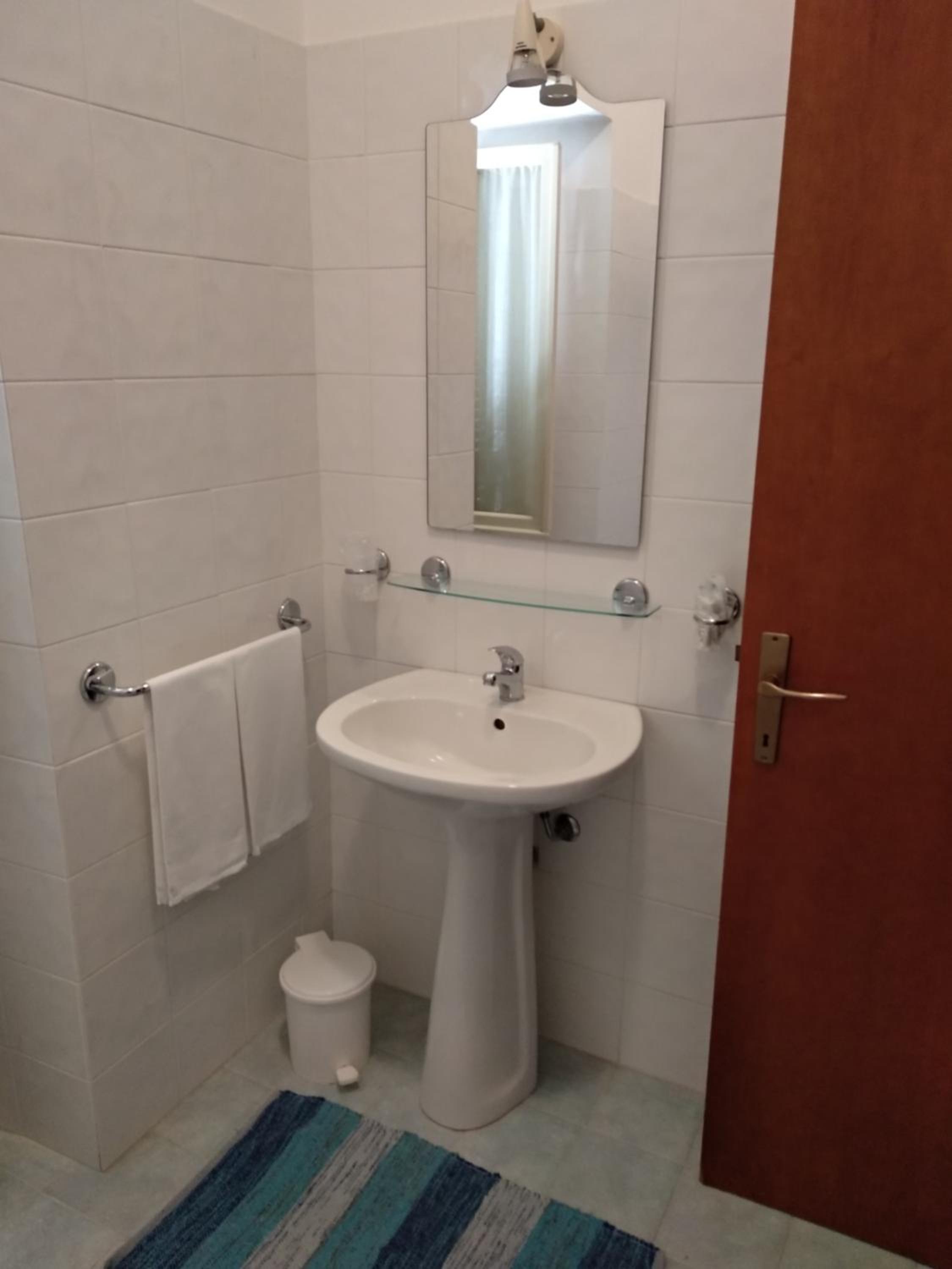 Double or Twin Room with Private Bathroom photo 3
