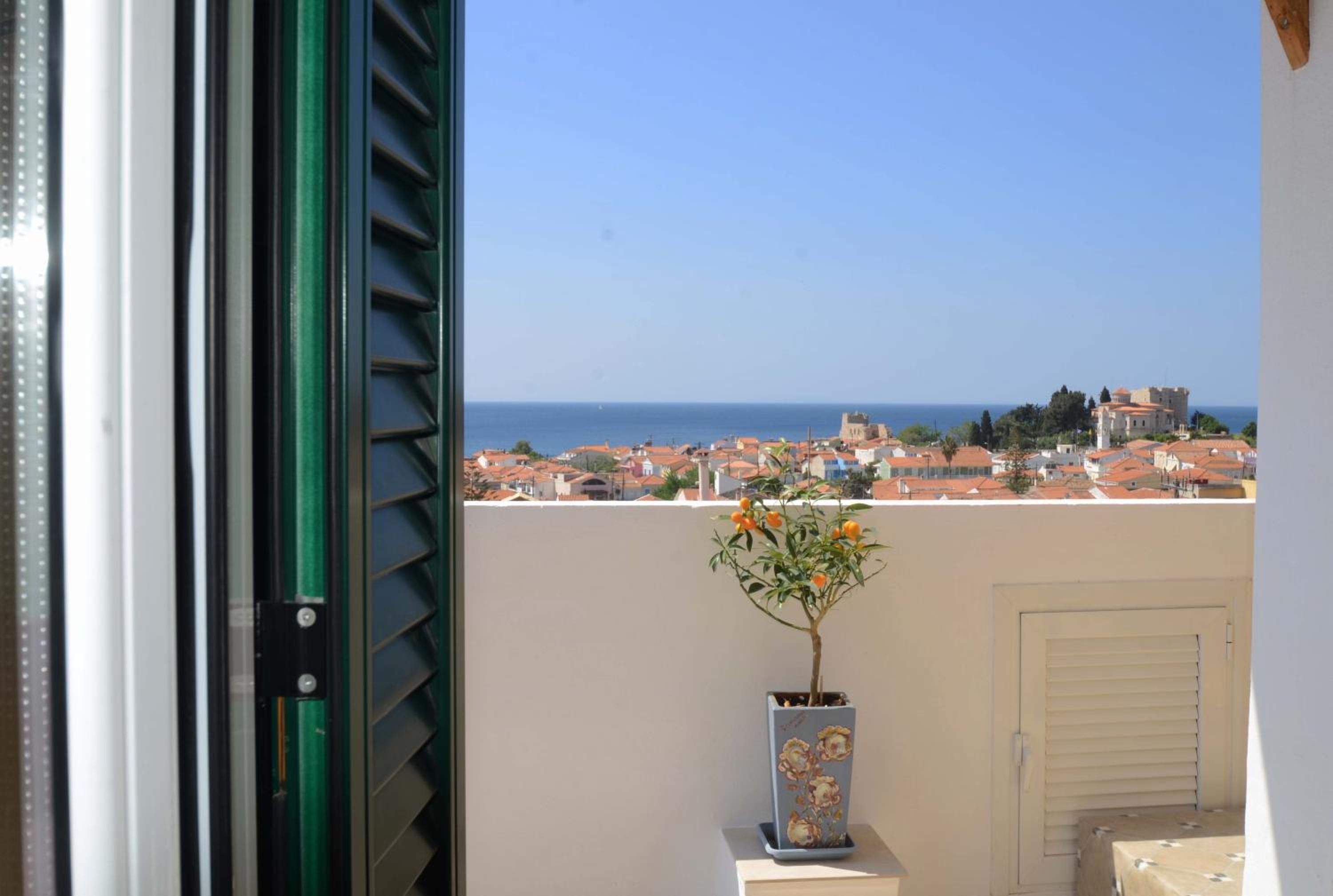 Double Room with Balcony and Sea View- Top floor - Photo 4