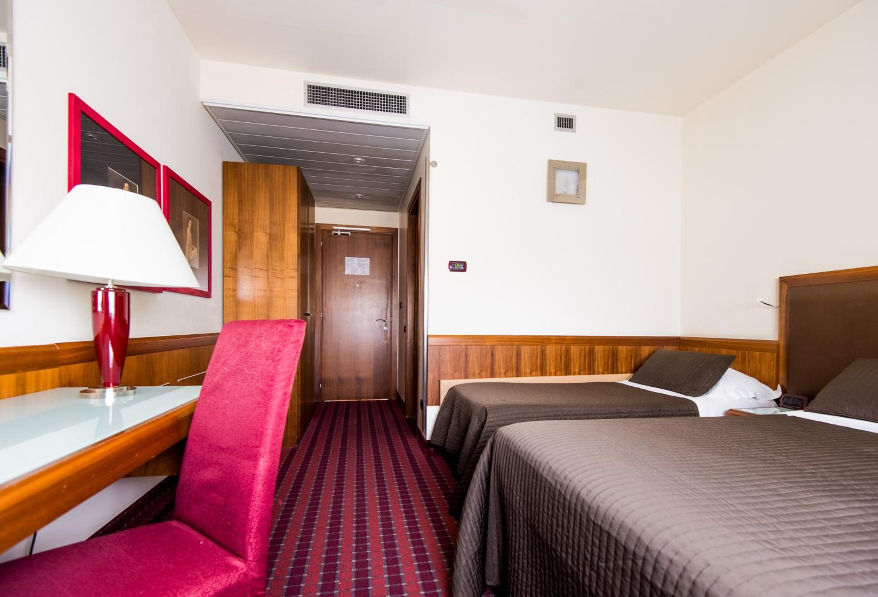 Standard Double Room - Photo 24