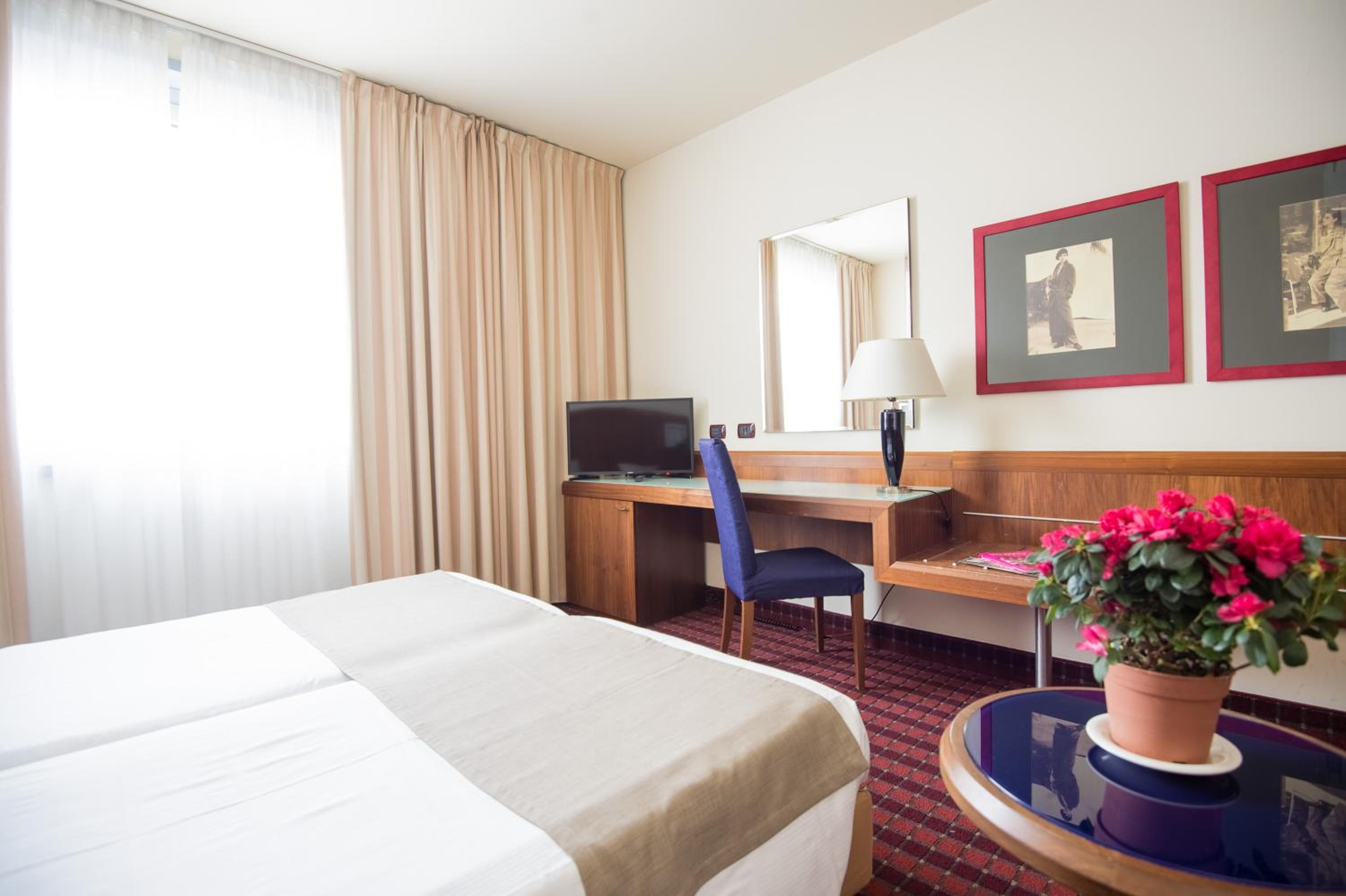 Standard Double Room - Photo 25