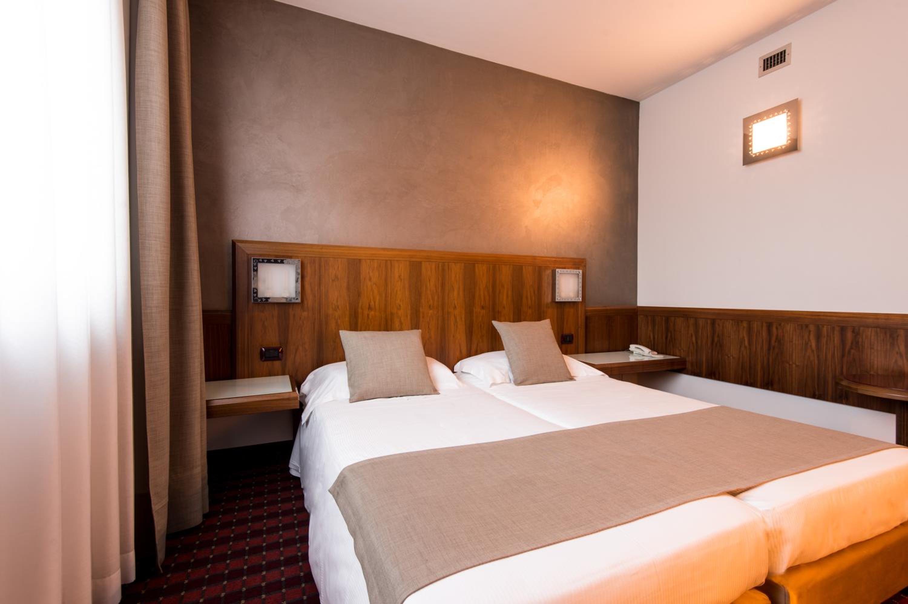 Deluxe Twin Room - Photo 22