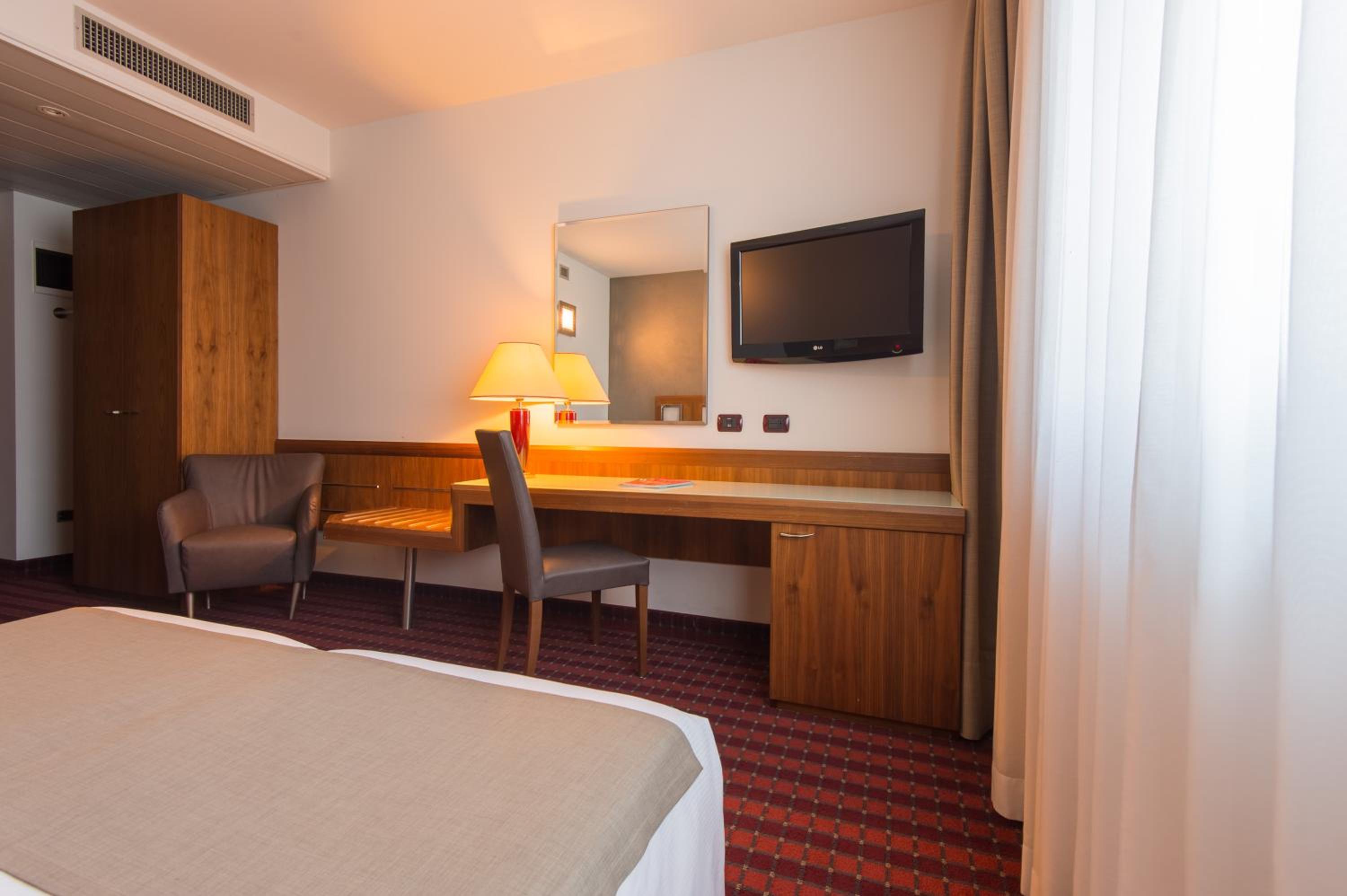 Standard Double Room - Photo 26