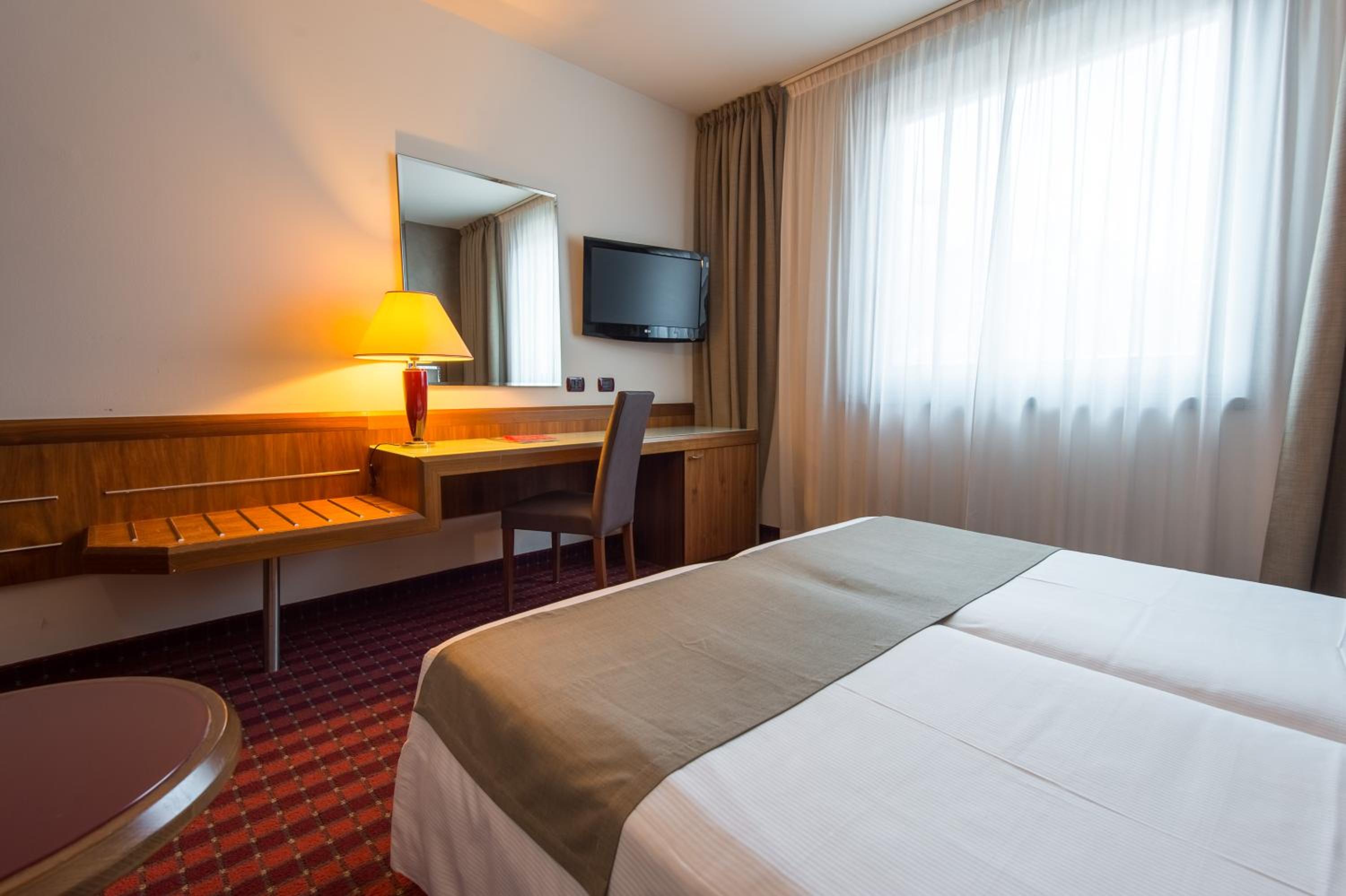 Deluxe Twin Room - Photo 23