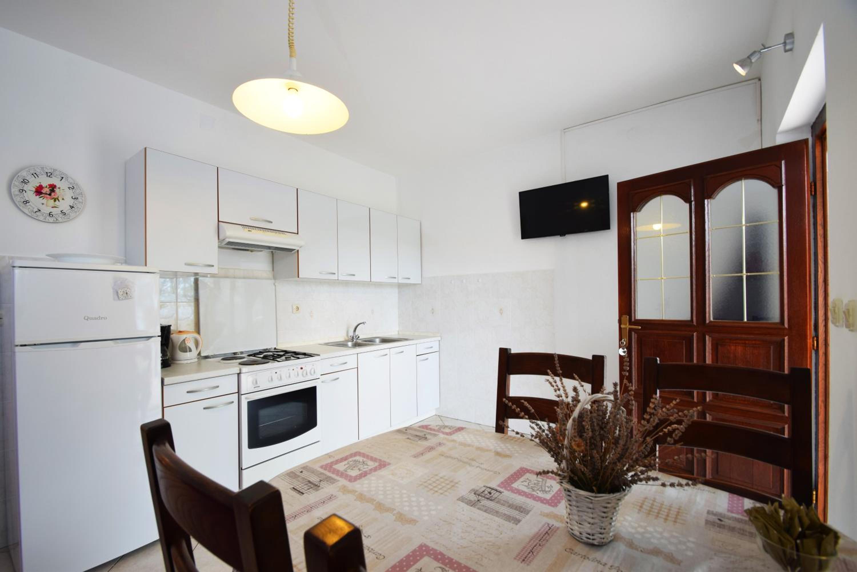 Apartment with Mountain View - Photo 1
