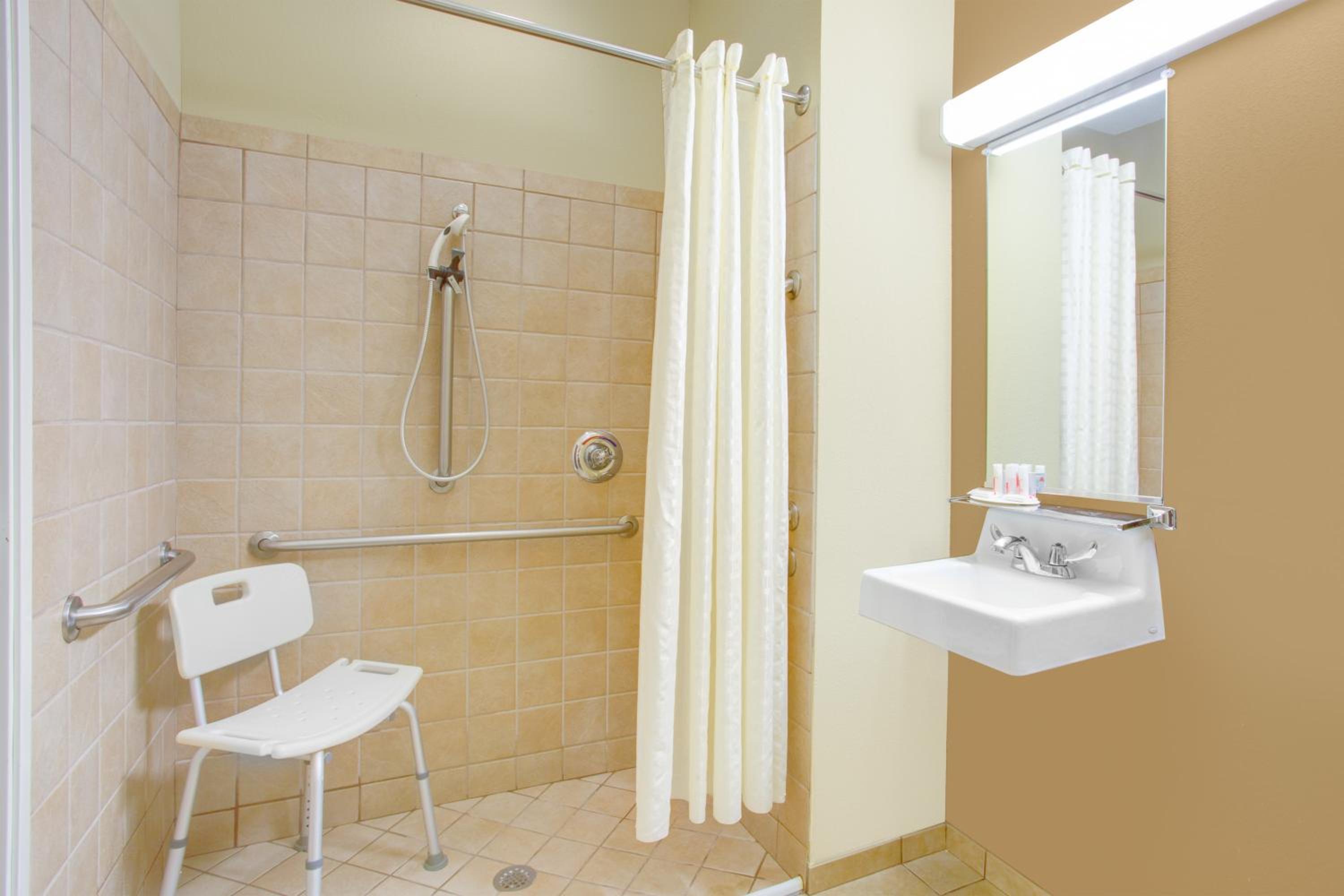 Queen Room - Mobility Access/Non-Smoking - Photo 6