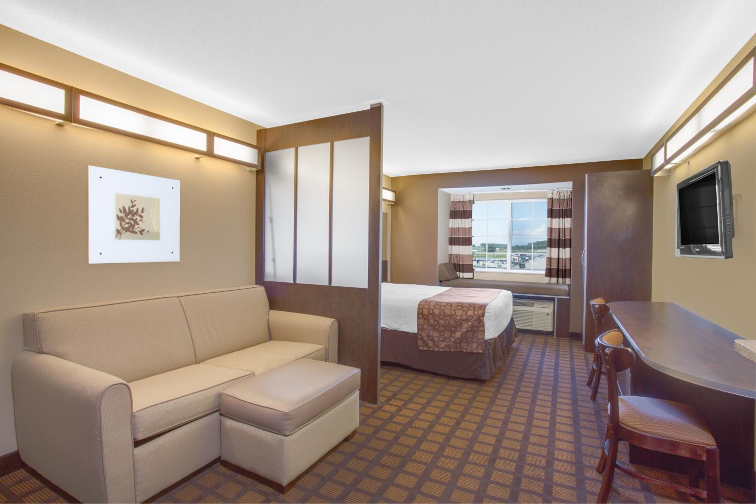Queen Studio Suite - Non-Smoking - Photo 4