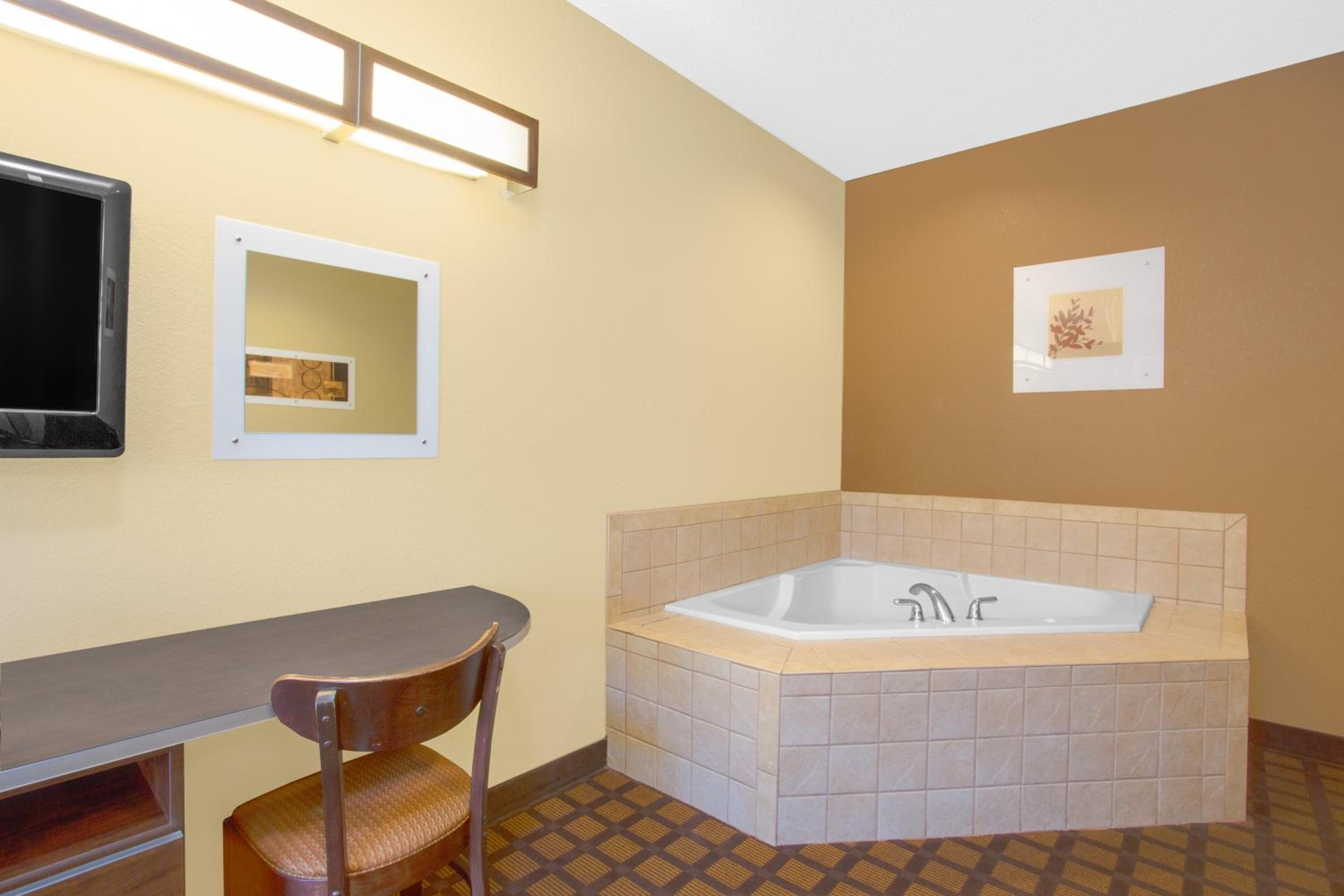 1 Queen Bed, Studio Suite, Jetted Tub, Non-Smoking - Photo 3
