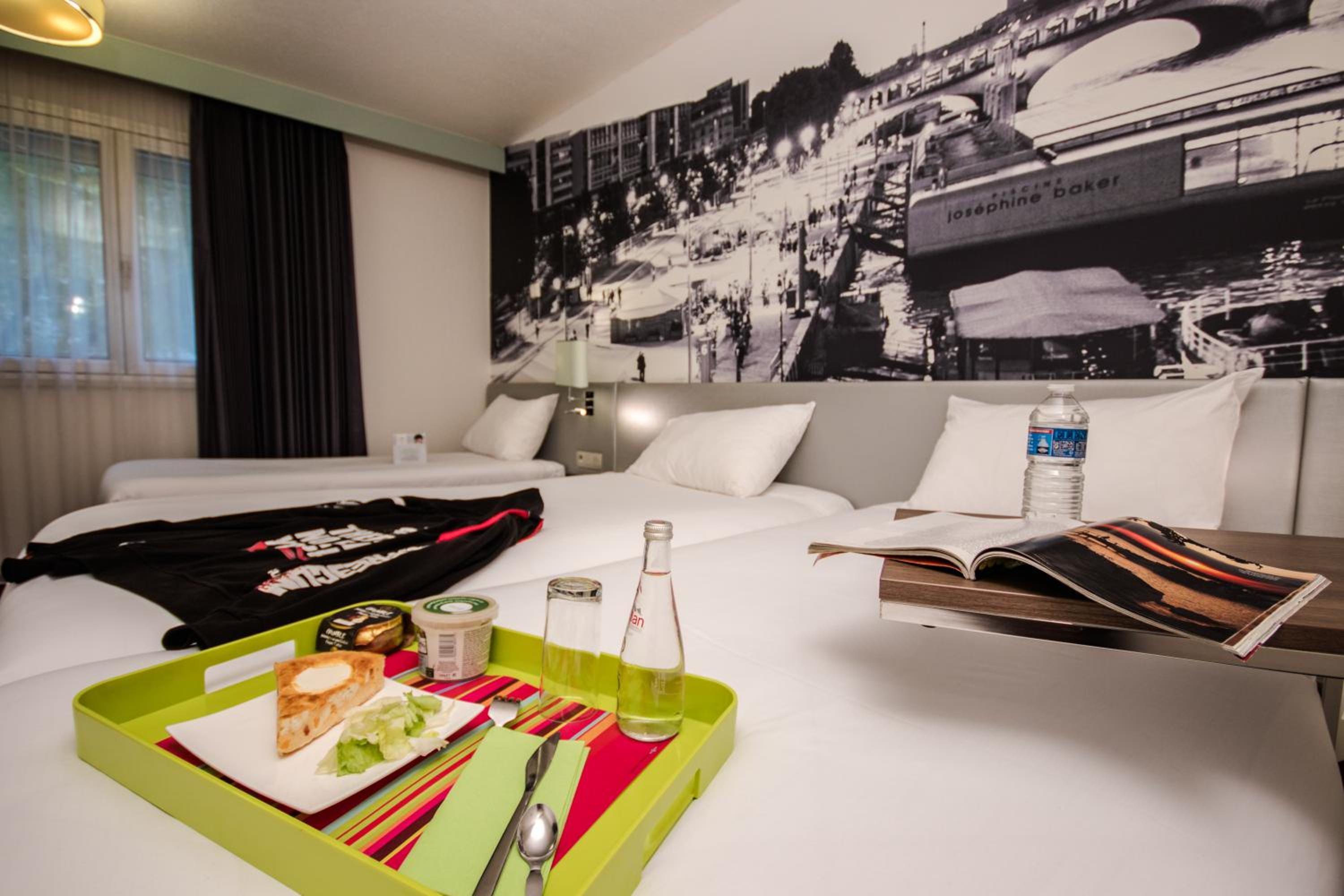 Standard Room with Two Single Beds thumbnail 5