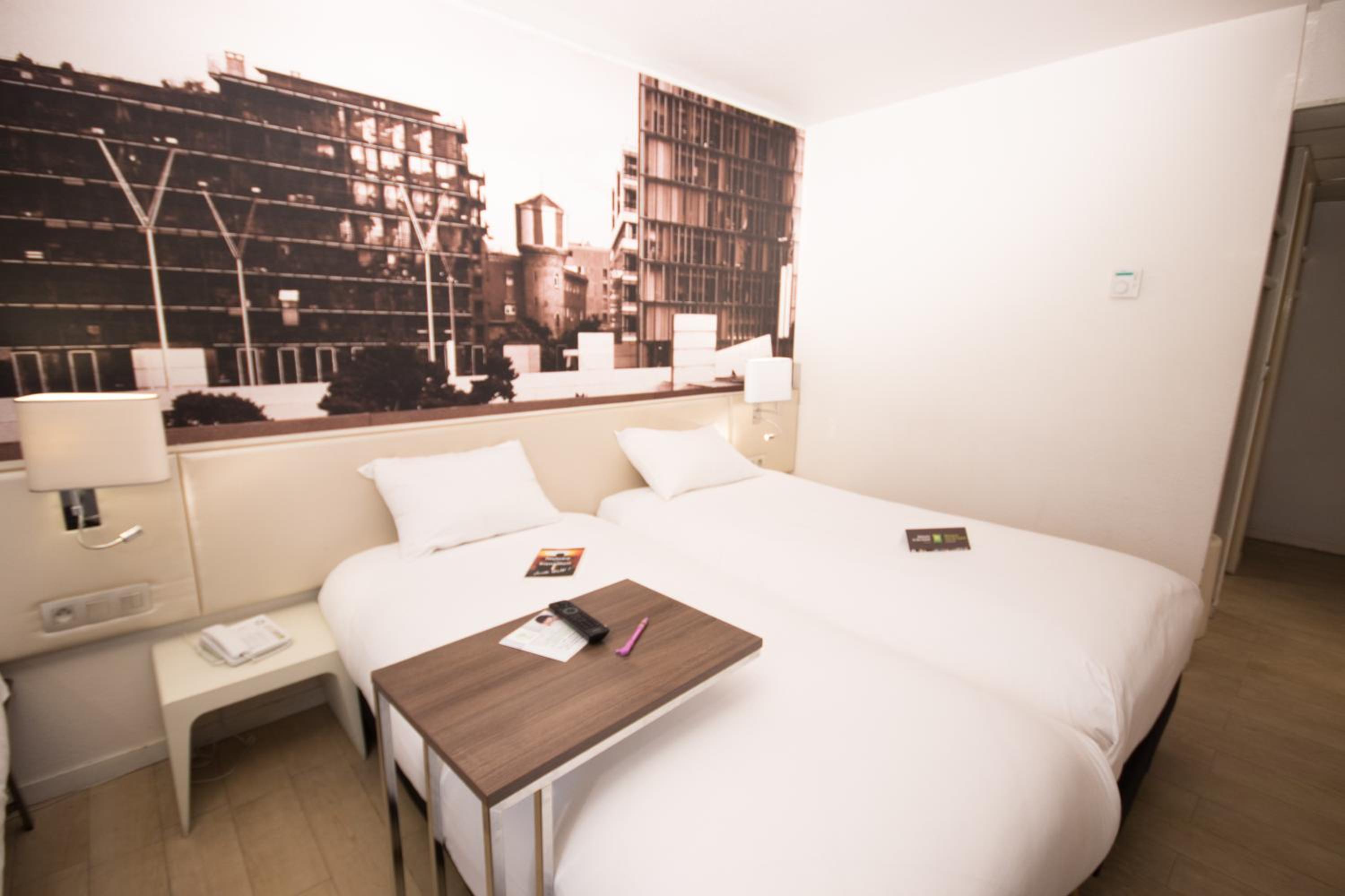 Standard Room with Two Single Beds thumbnail 6