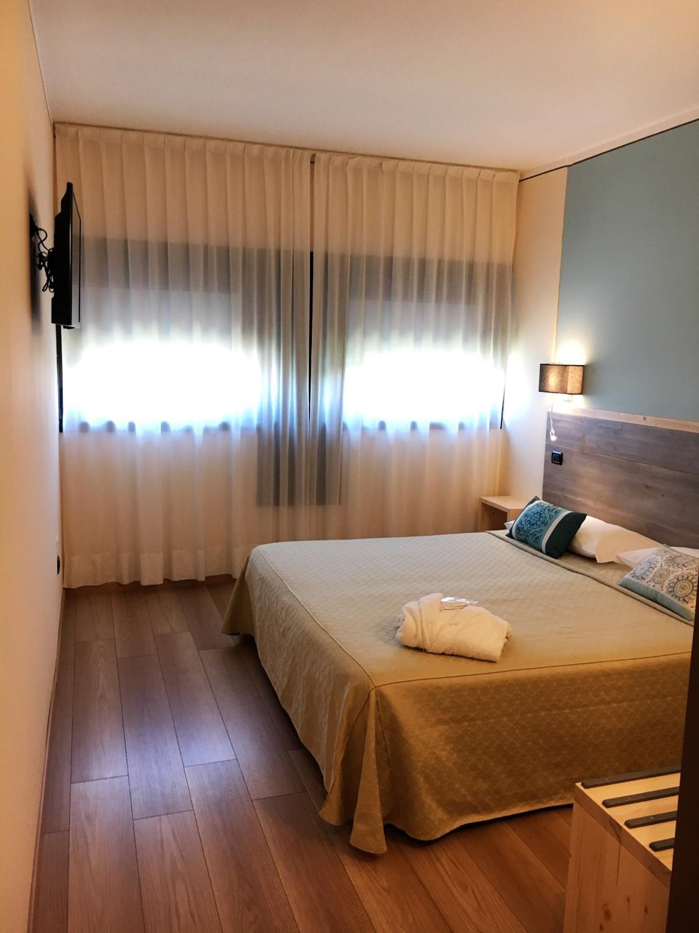 Double or Twin Room - Photo 2