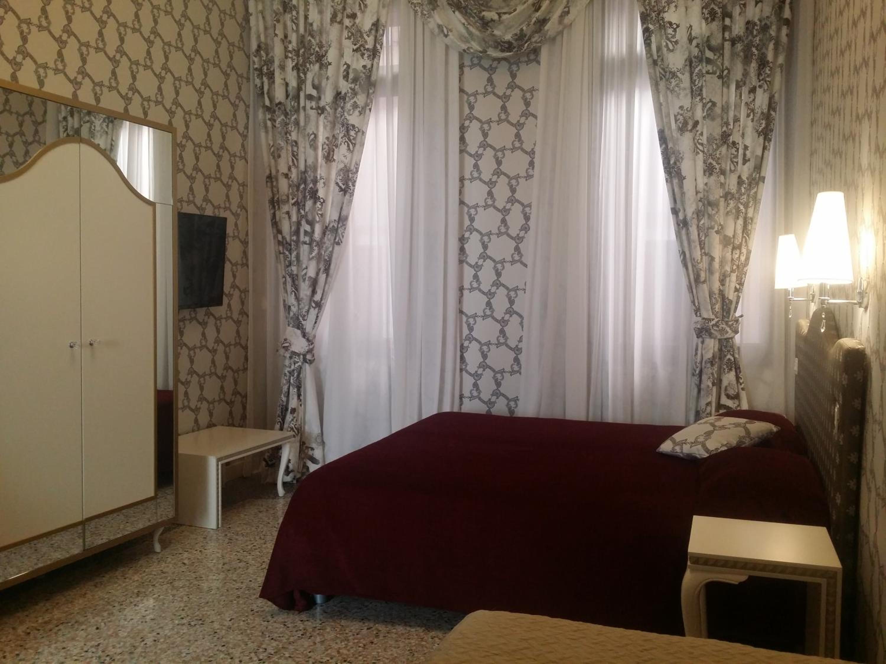 Superior Double Room with Private External Bathroom photo 2