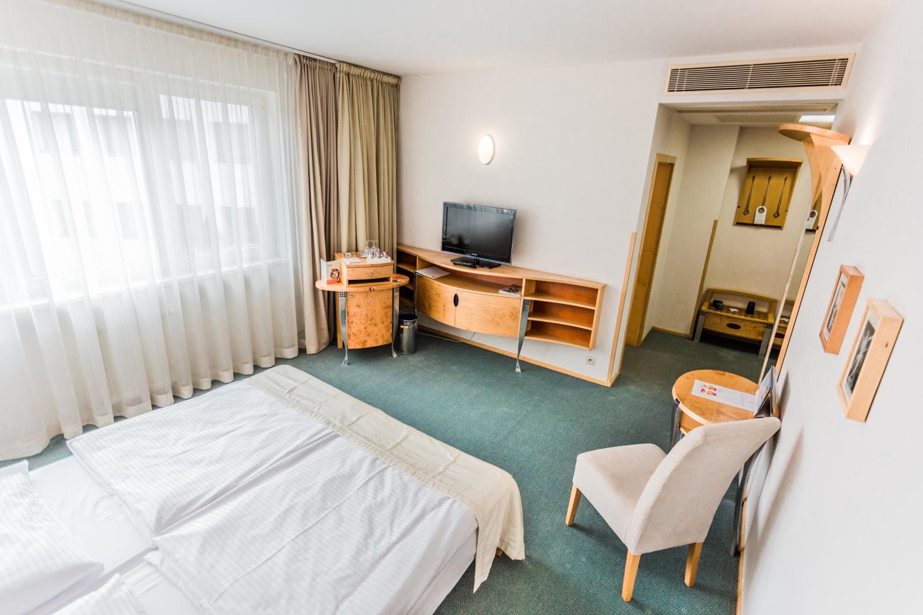 Standard Double or Twin Room - Photo 1