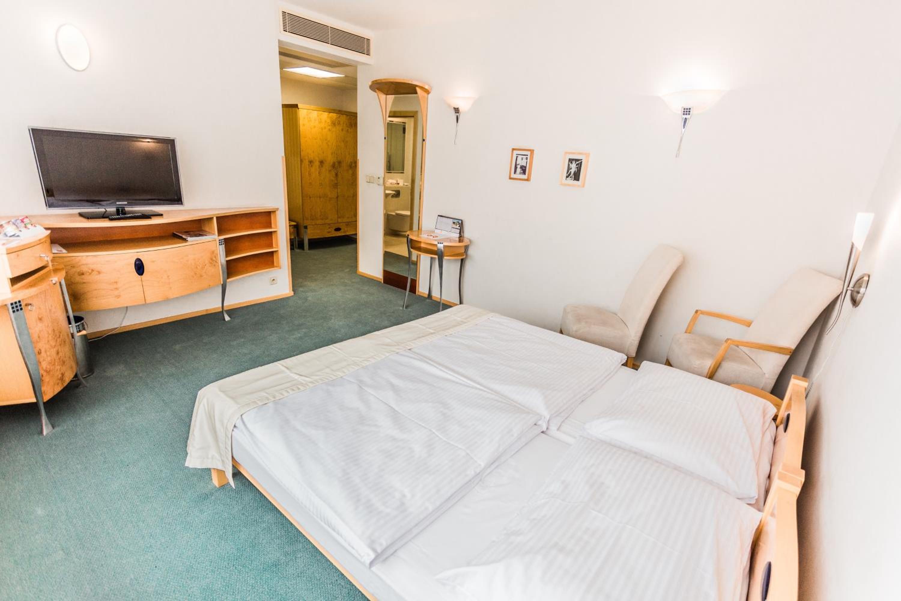 Standard Double or Twin Room - Photo 11