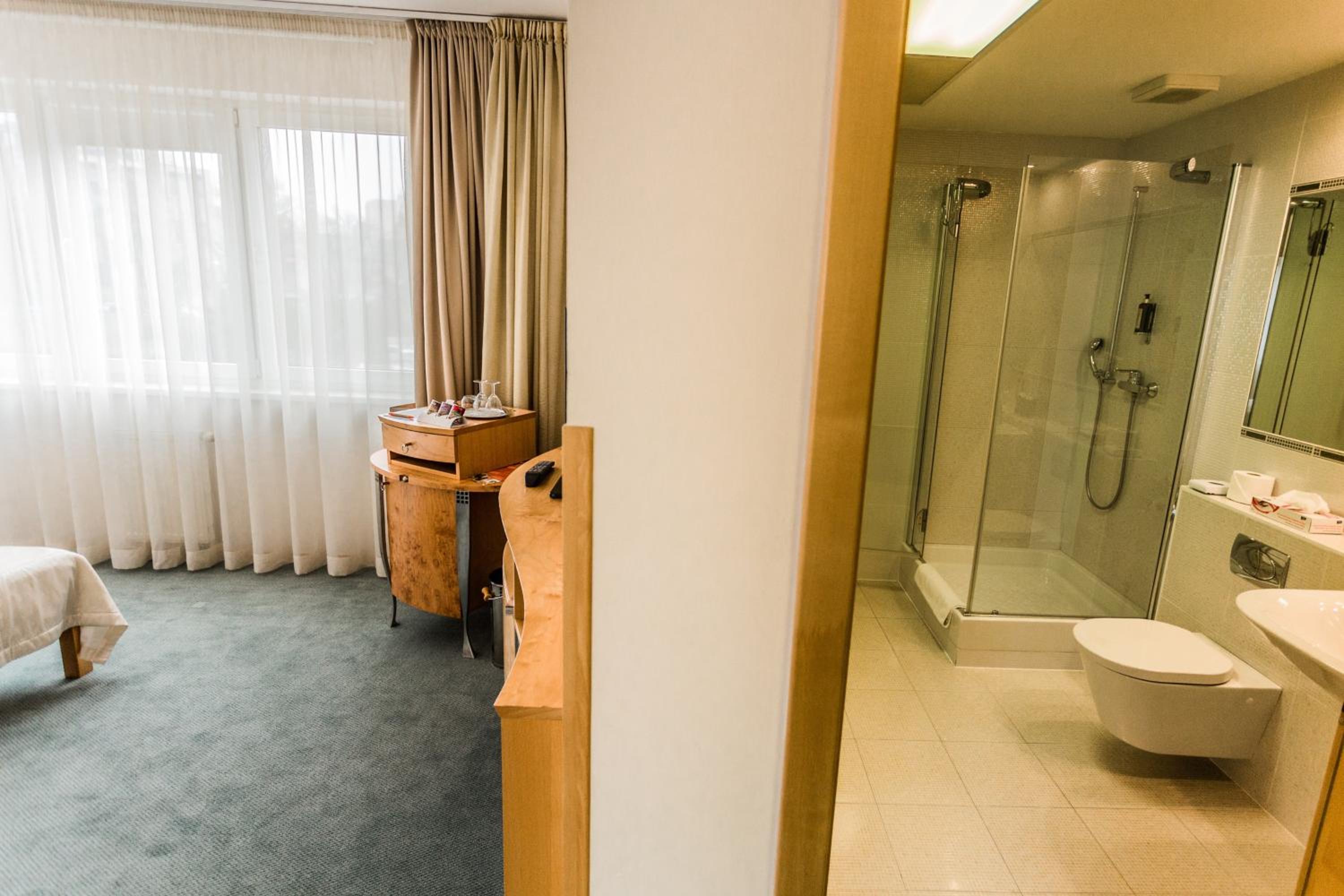 Standard Double or Twin Room - Photo 10