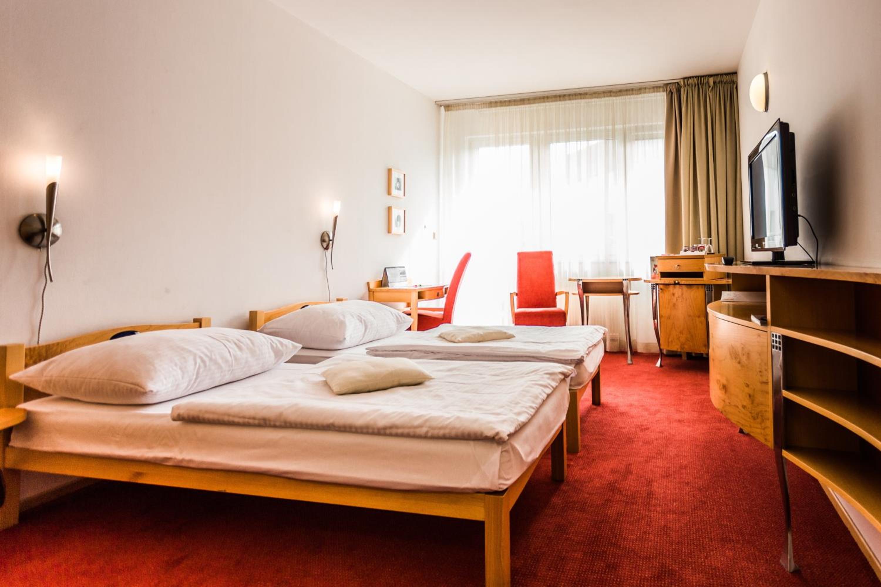 Standard Double or Twin Room - Photo 7