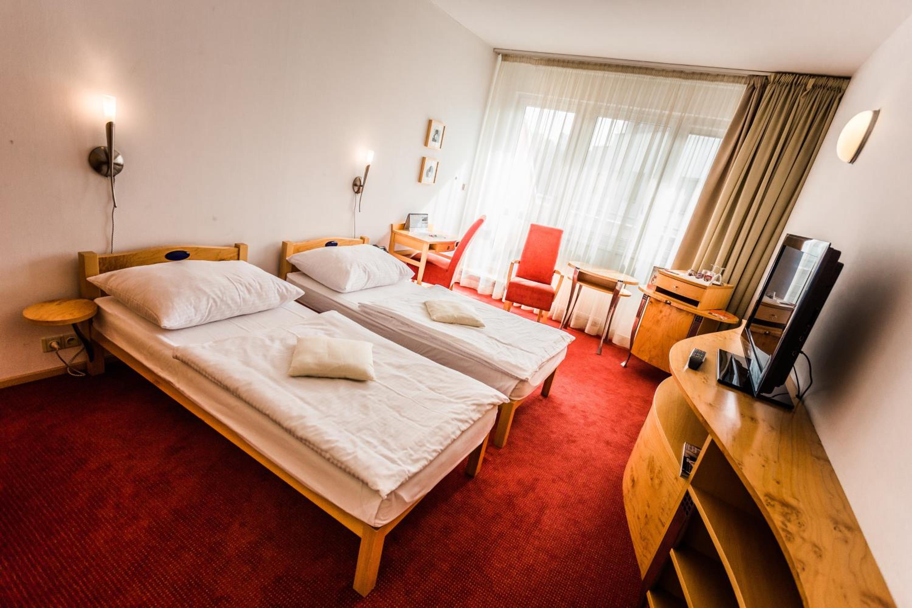 Standard Double or Twin Room - Photo 8