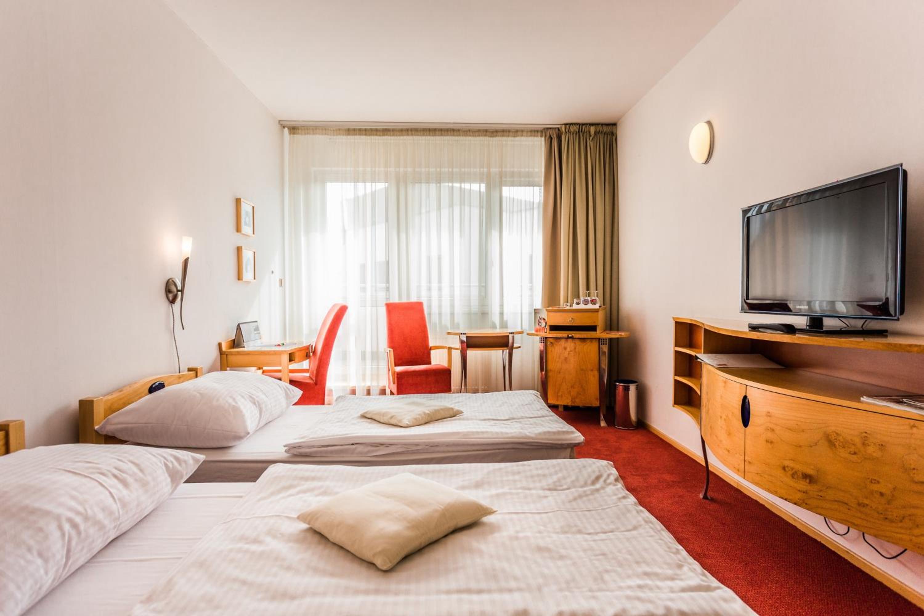 Standard Double or Twin Room - Photo 9